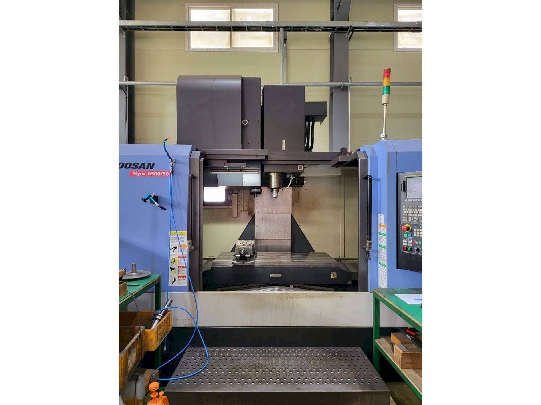 Čelní pohled na Doosan MYNX 6500/50 stroj