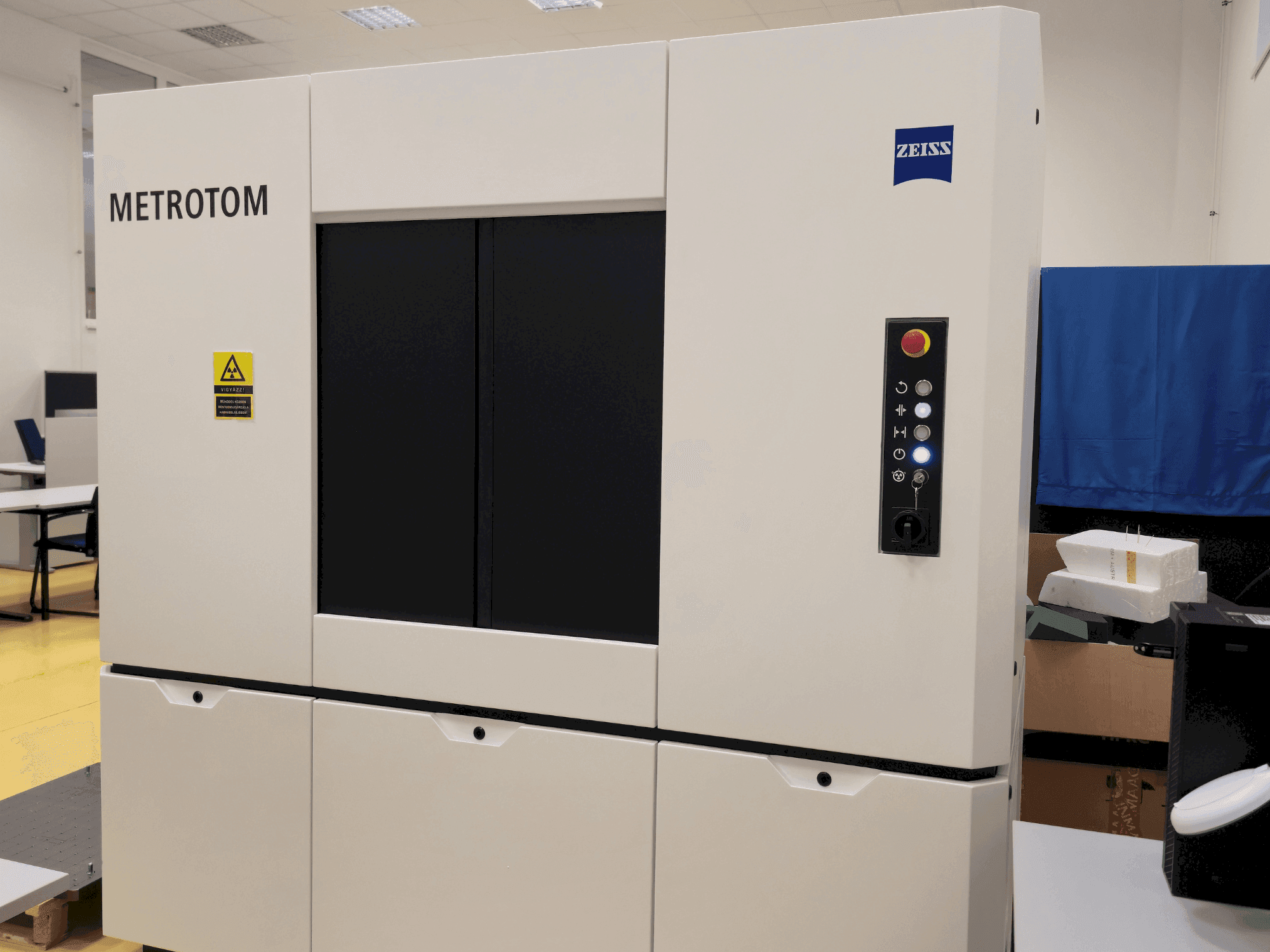 Čelní pohled  na ZEISS Metrotom 6Scout  stroj