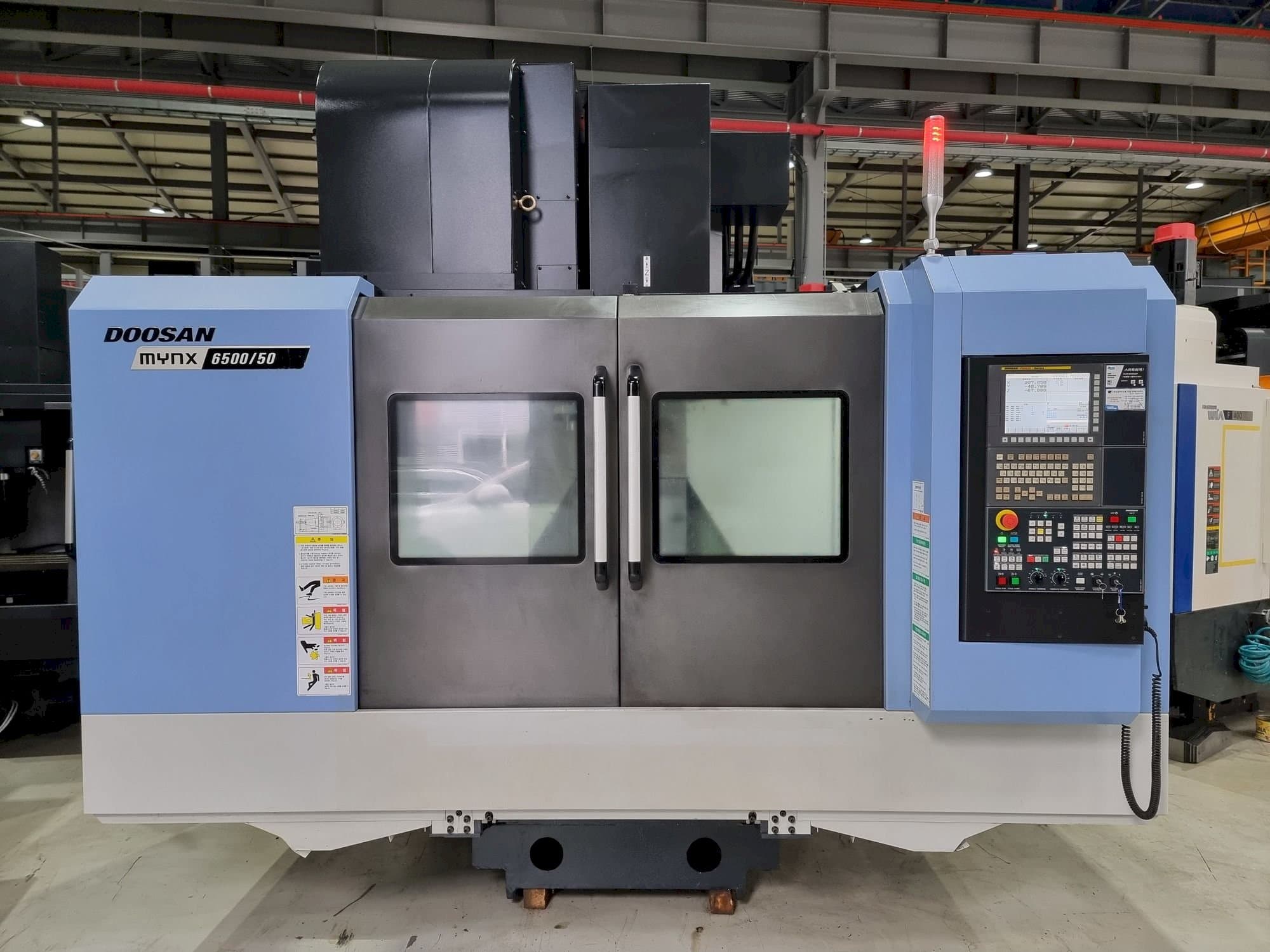 Čelní pohled na Doosan MYNX 6500/50 stroj