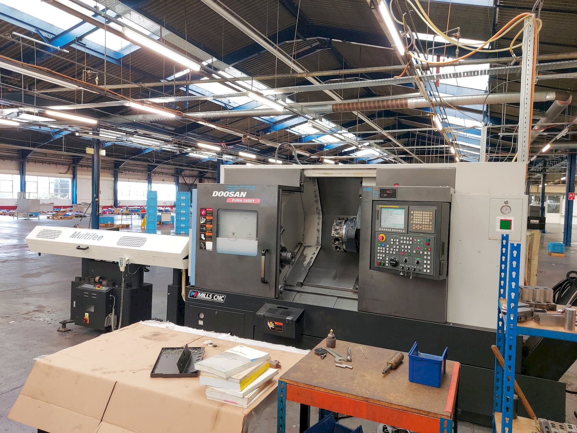 Čelní pohled na Doosan Puma 2600Y stroj