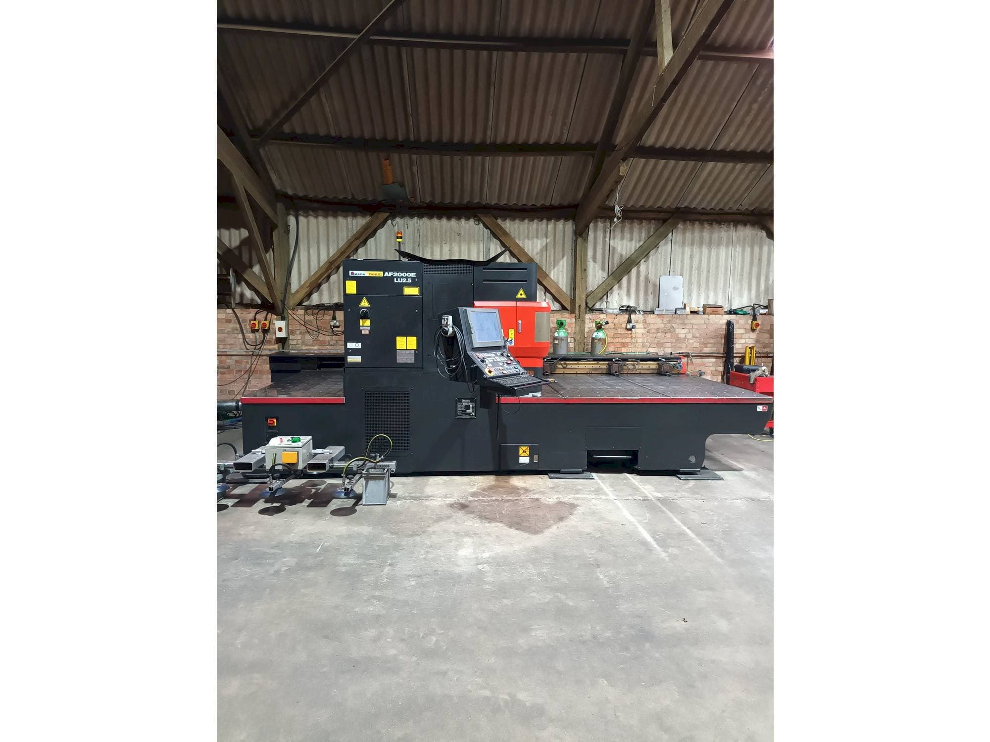 Čelní pohled na AMADA LC 2415 alpha 4 NT stroj