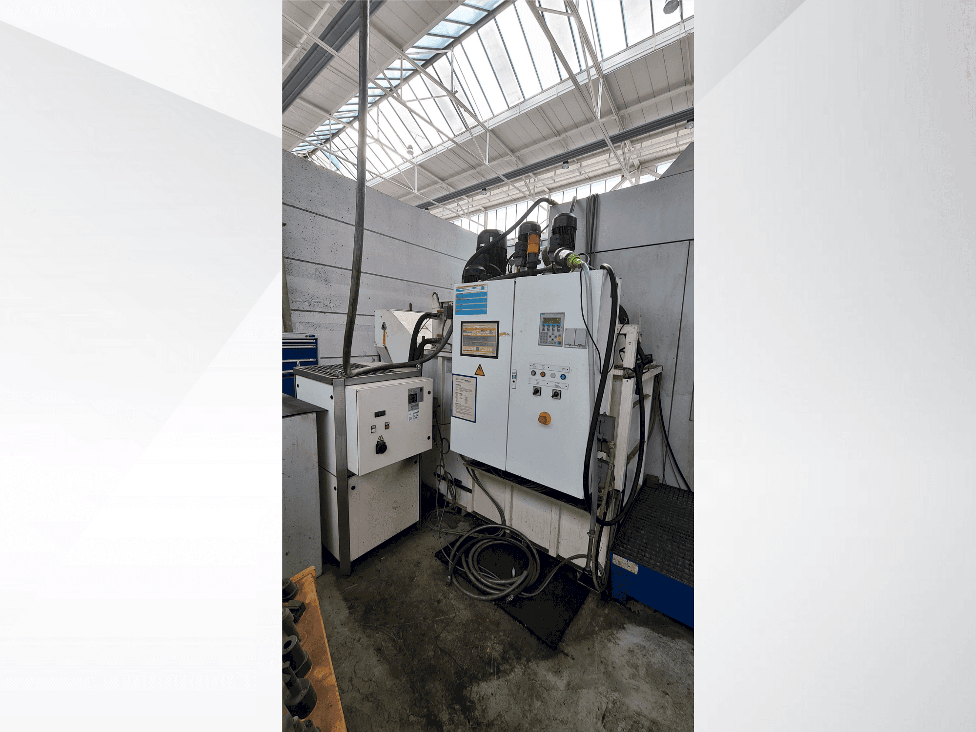 Čelní pohled na OSG EX-CELL-O XS425 stroj