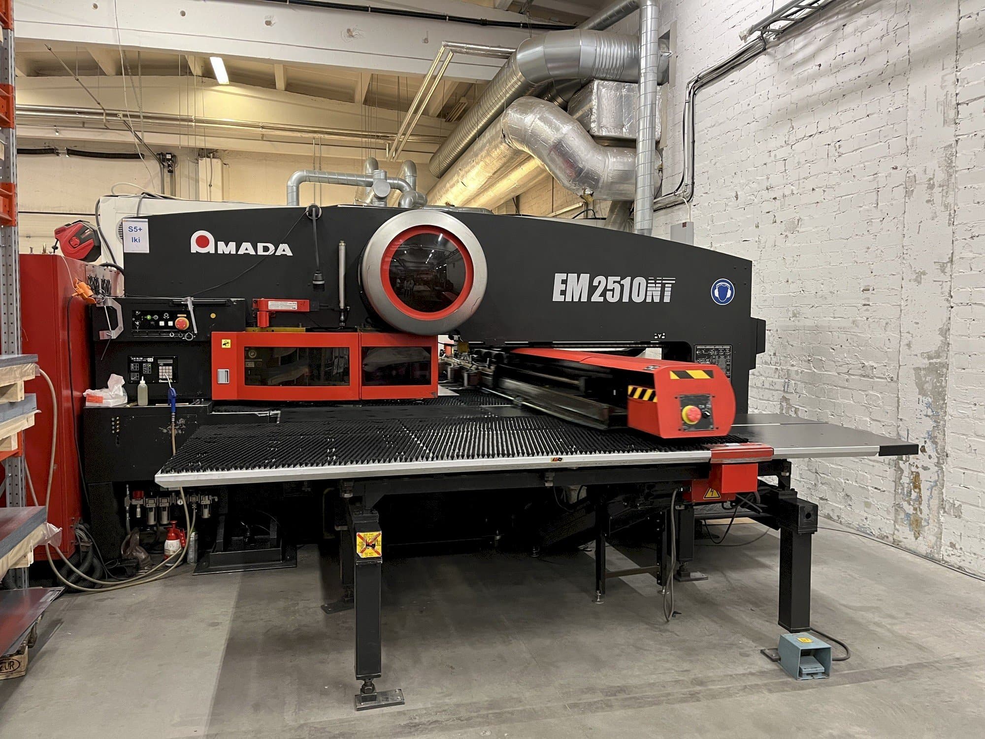Čelní pohled  na AMADA EM2510NT  stroj