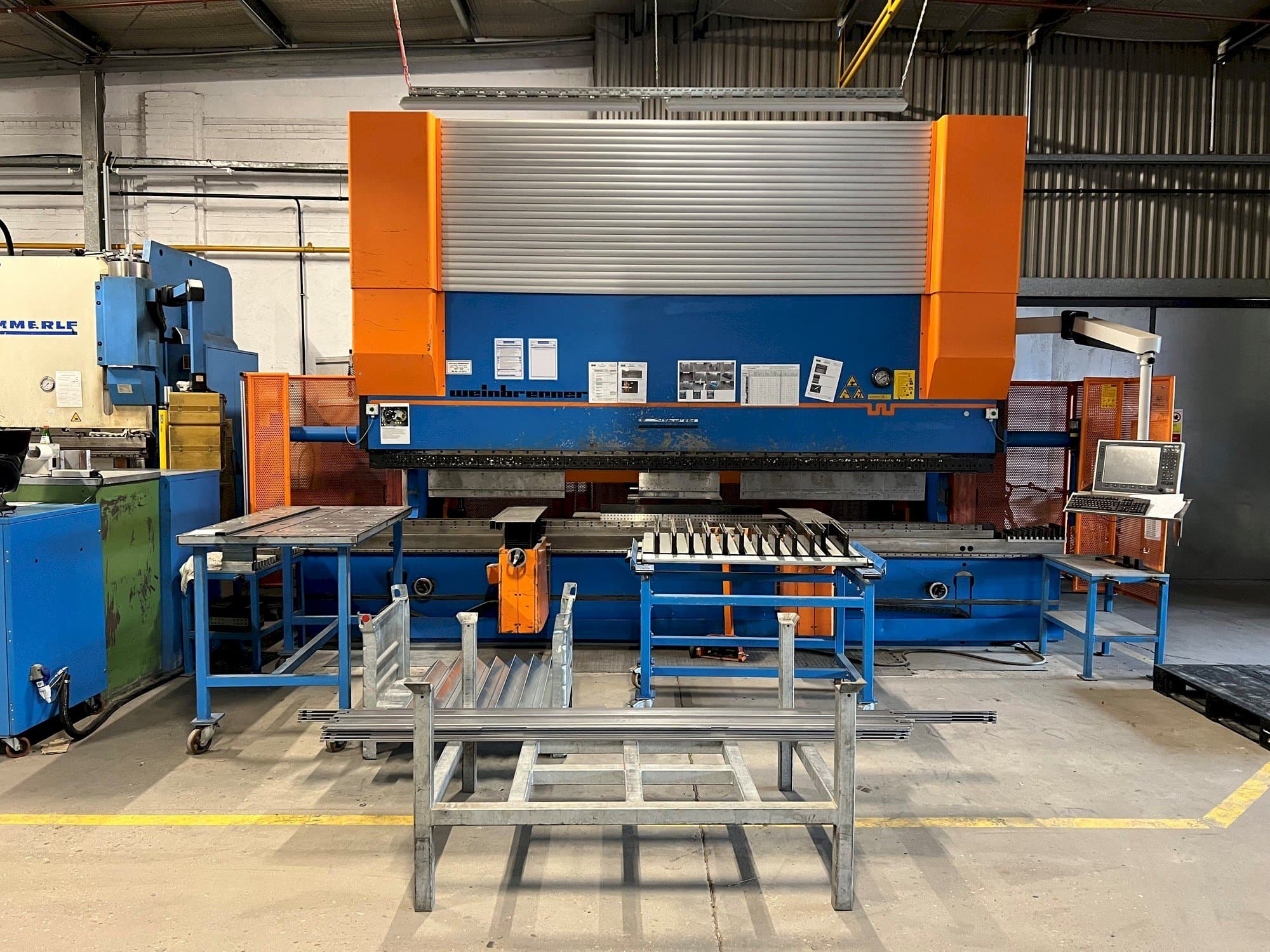 Čelní pohled na Weinbrenner GP400 stroj