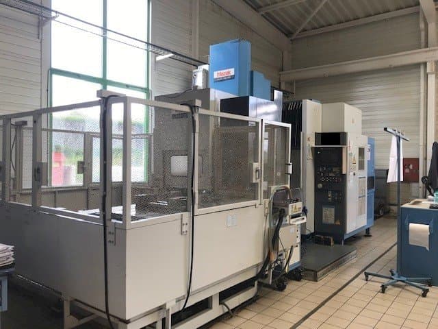 Čelní pohled na Mazak AJV 65 stroj