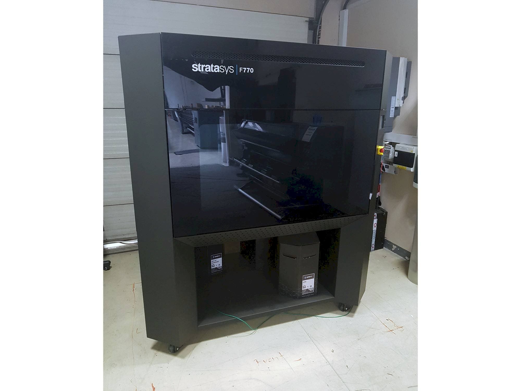Čelní pohled  na Stratasys F770  stroj
