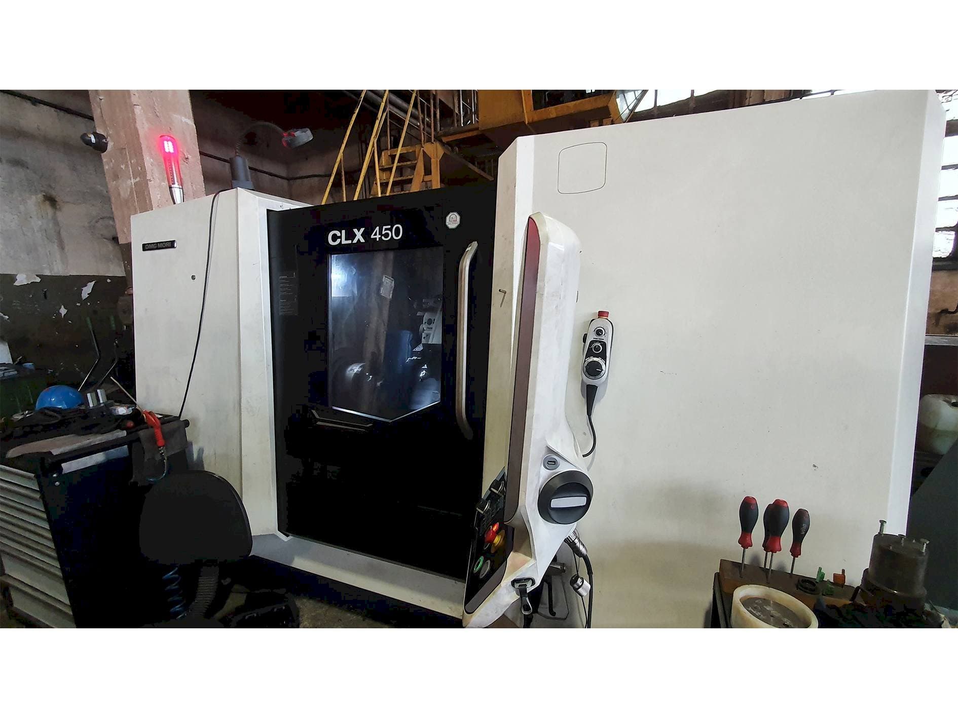 Čelní pohled na DMG MORI CLX450 stroj