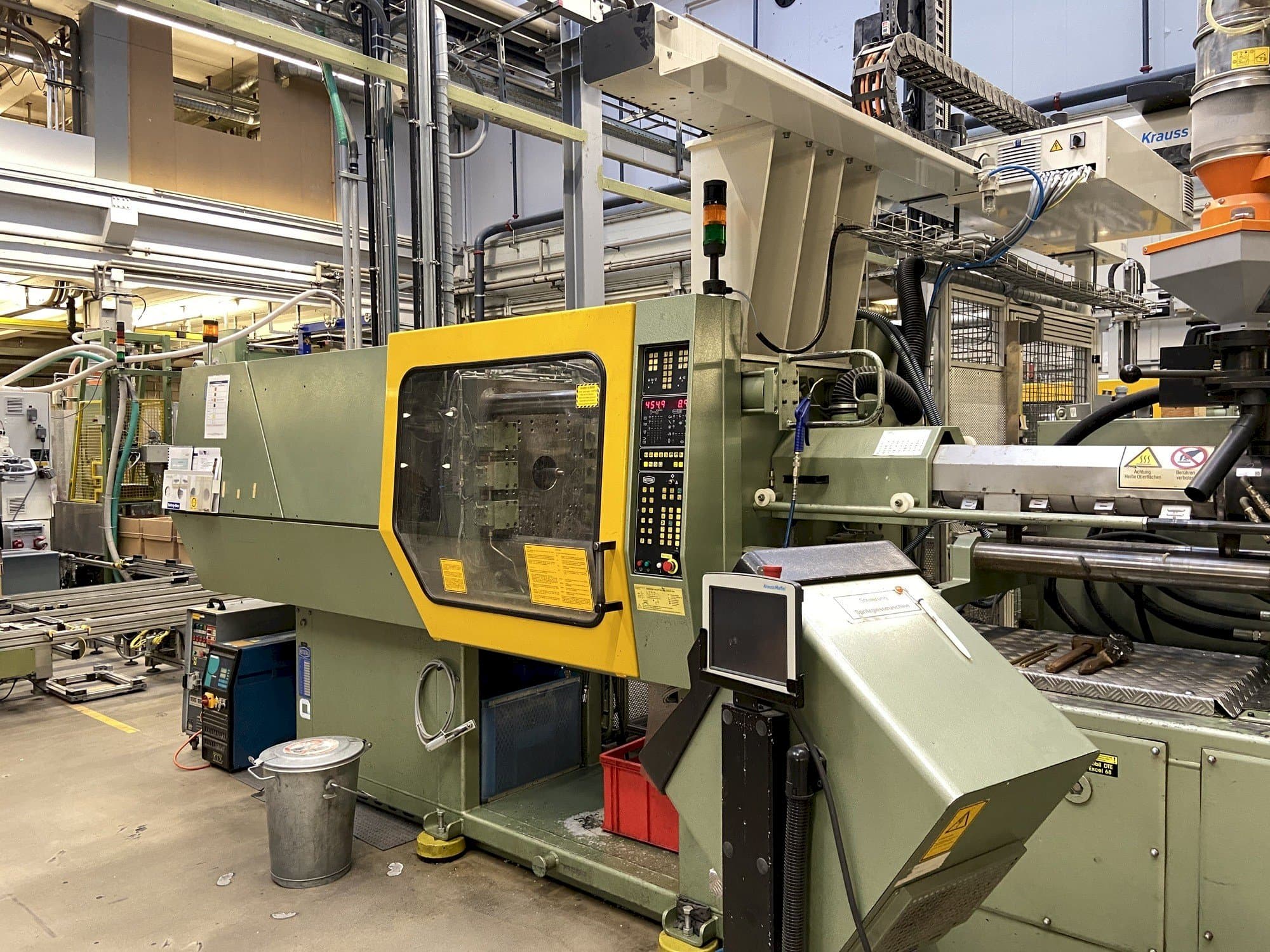 Čelní pohled  na Netstal Synergy 1500K/460  stroj