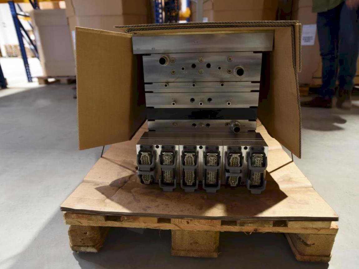 Čelní pohled na HTW PCO 1810 stroj