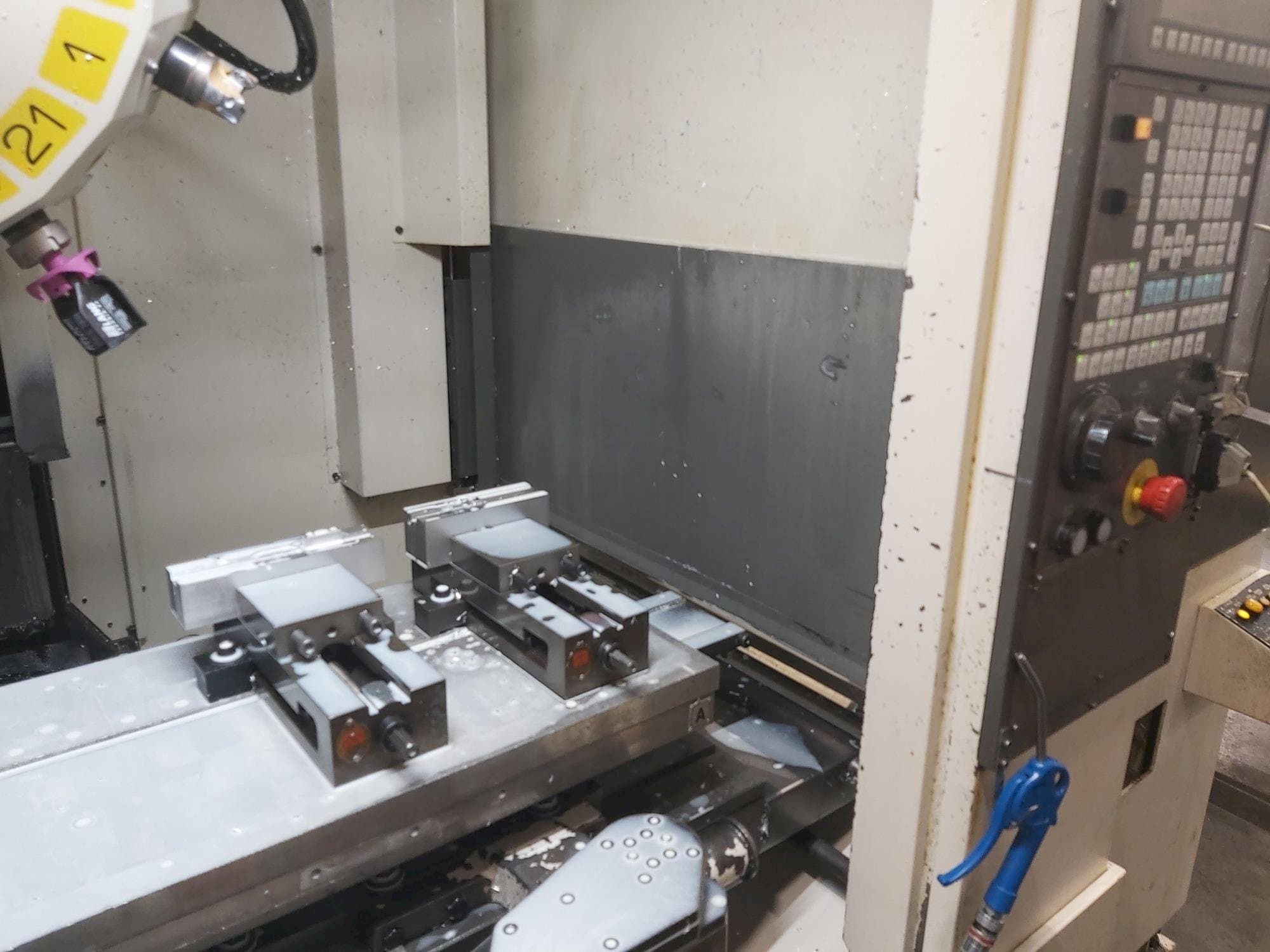 Čelní pohled na FANUC Robodrill Alpha T21iE stroj