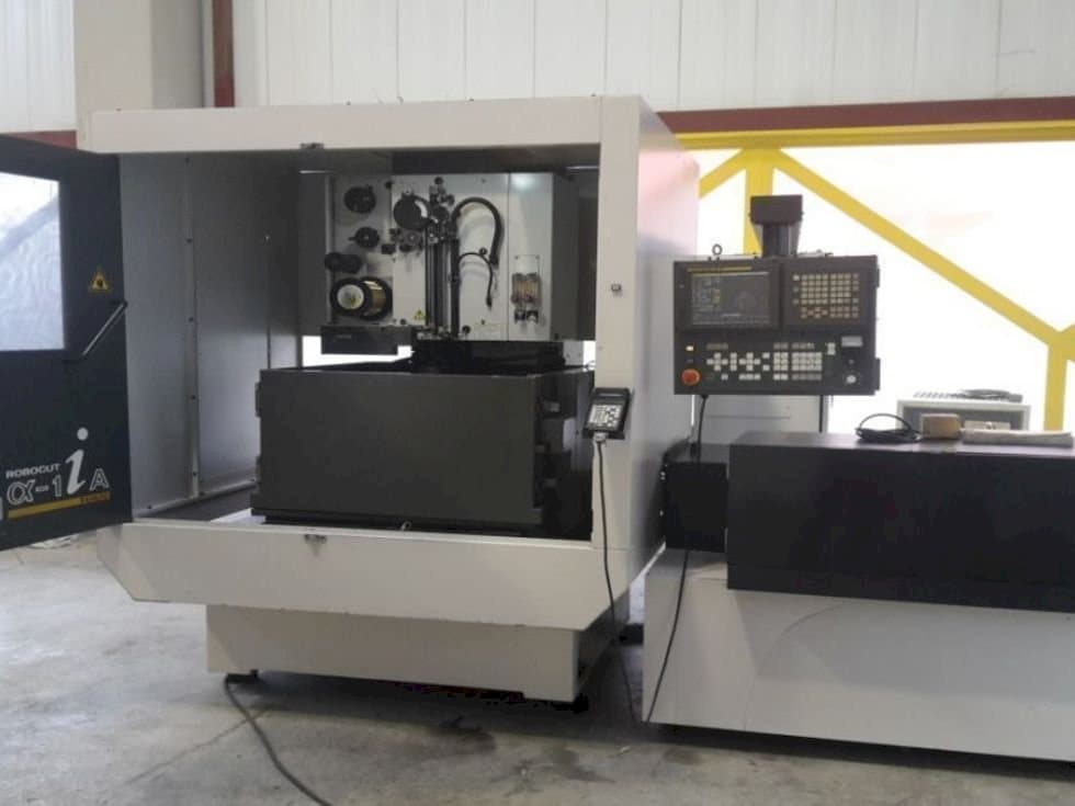 Čelní pohled na FANUC Robocut α-1iA stroj