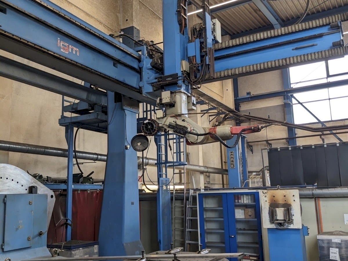 Čelní pohled na IGM RTi 300-S stroj