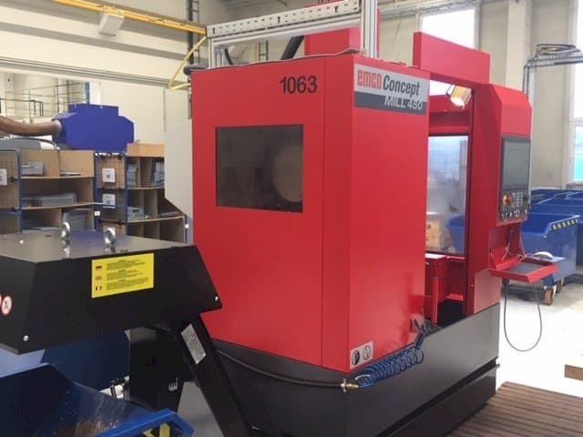 Čelní pohled na EMCO Concept Mill 450 stroj