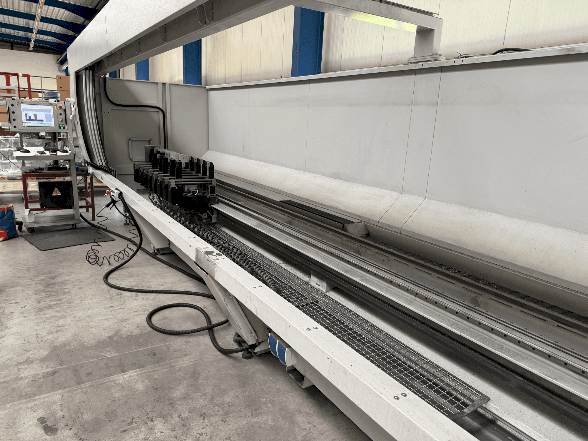 Čelní pohled na FomIndustrie DALI 70 stroj