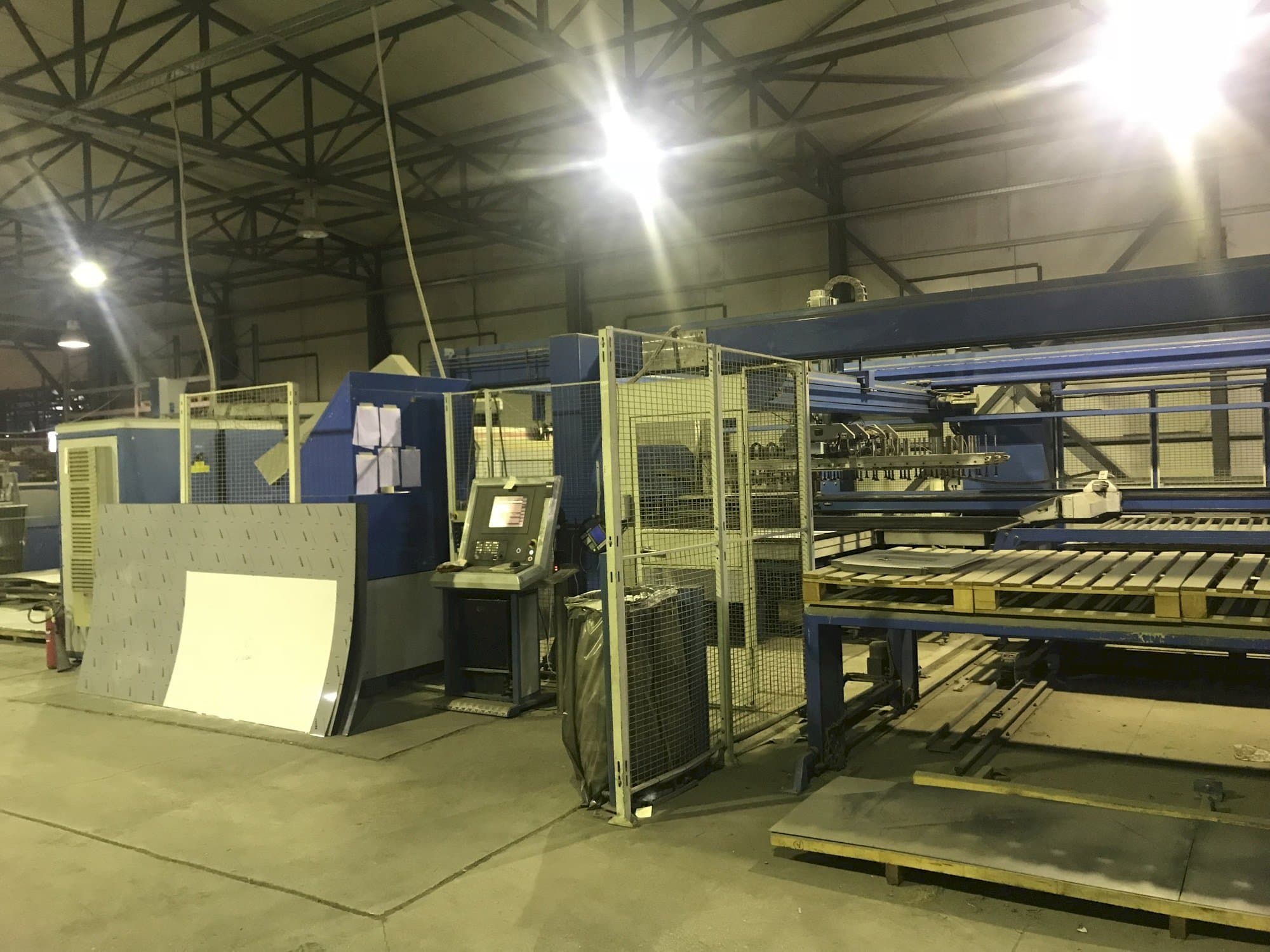 Čelní pohled na Finn-Power LP6 stroj