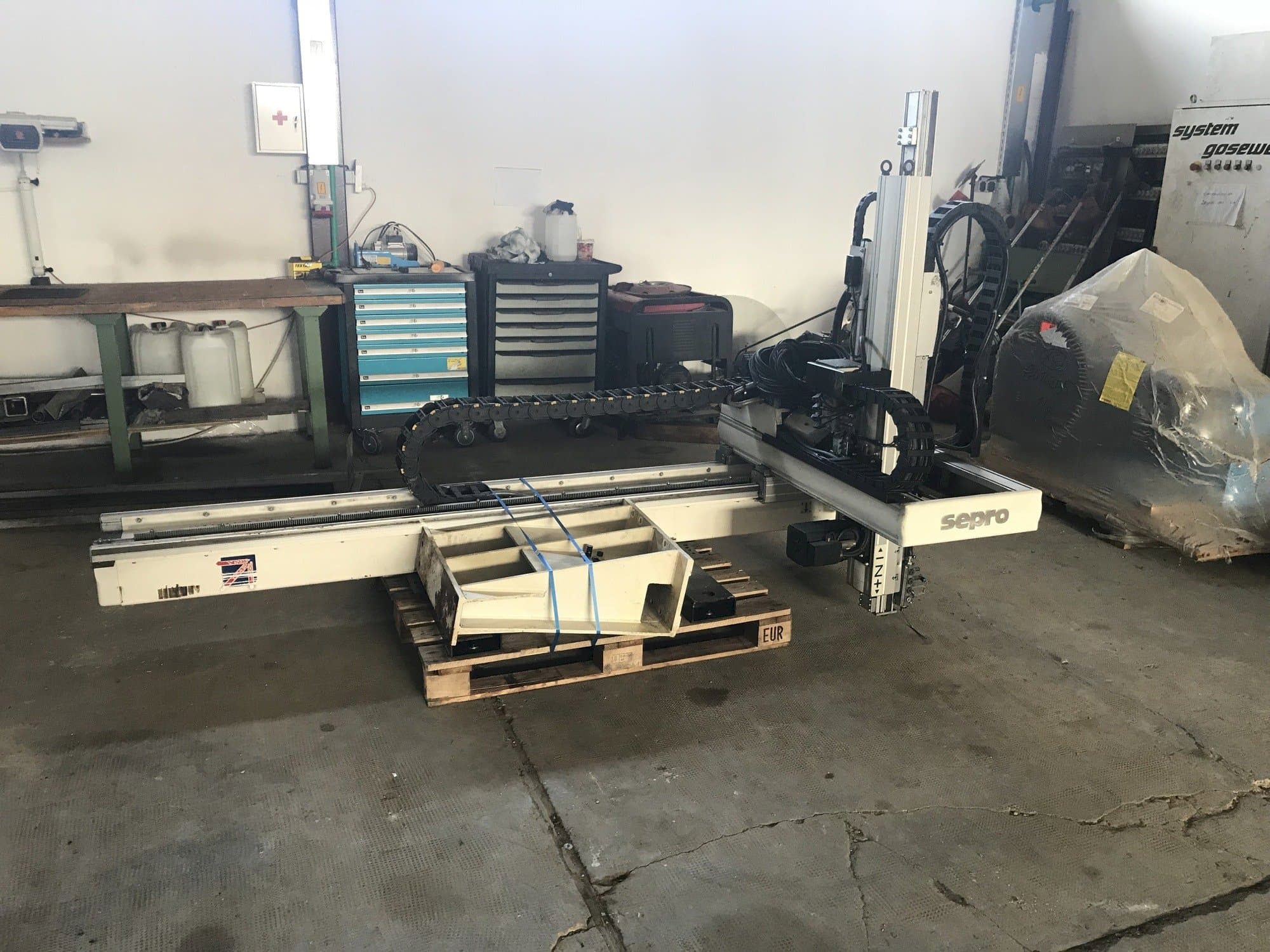 Čelní pohled na Sepro 3021 BZ stroj