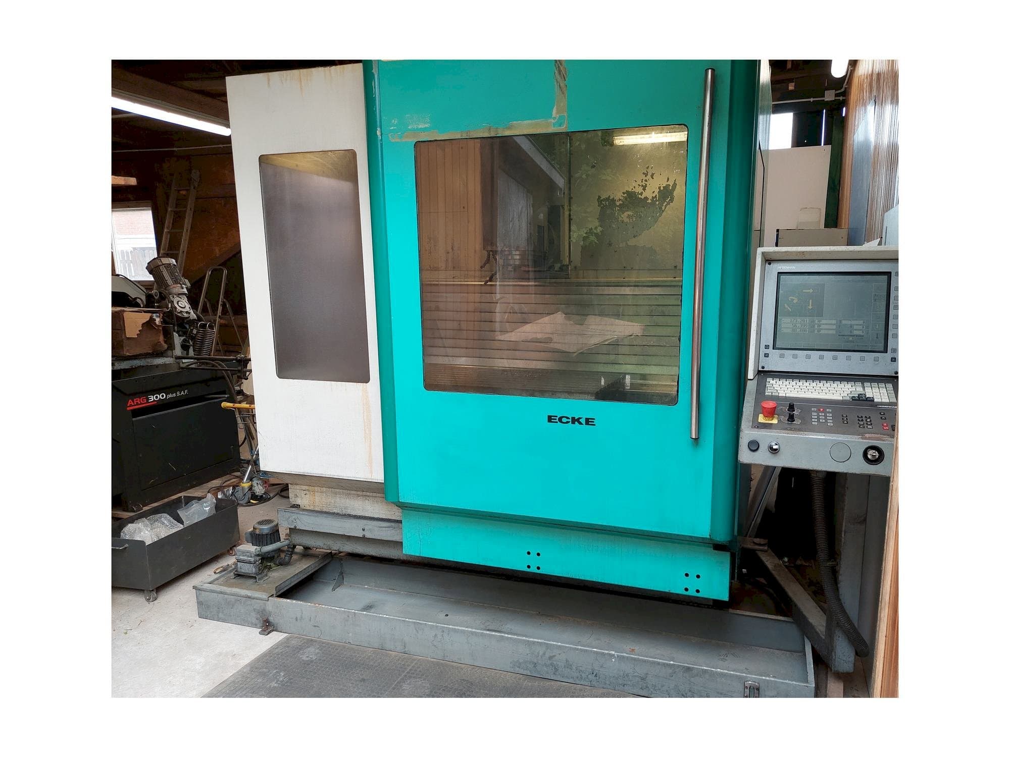 Čelní pohled na DECKEL MAHO DMU 60 E stroj