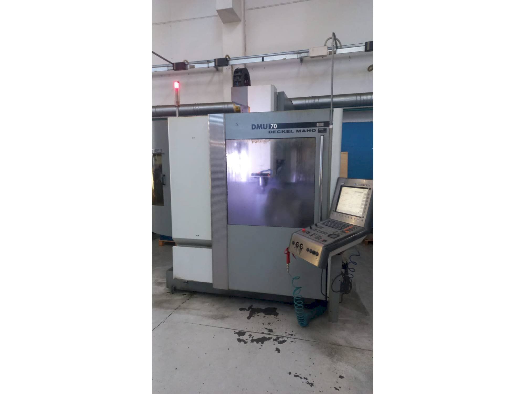 Čelní pohled na DMG stroj