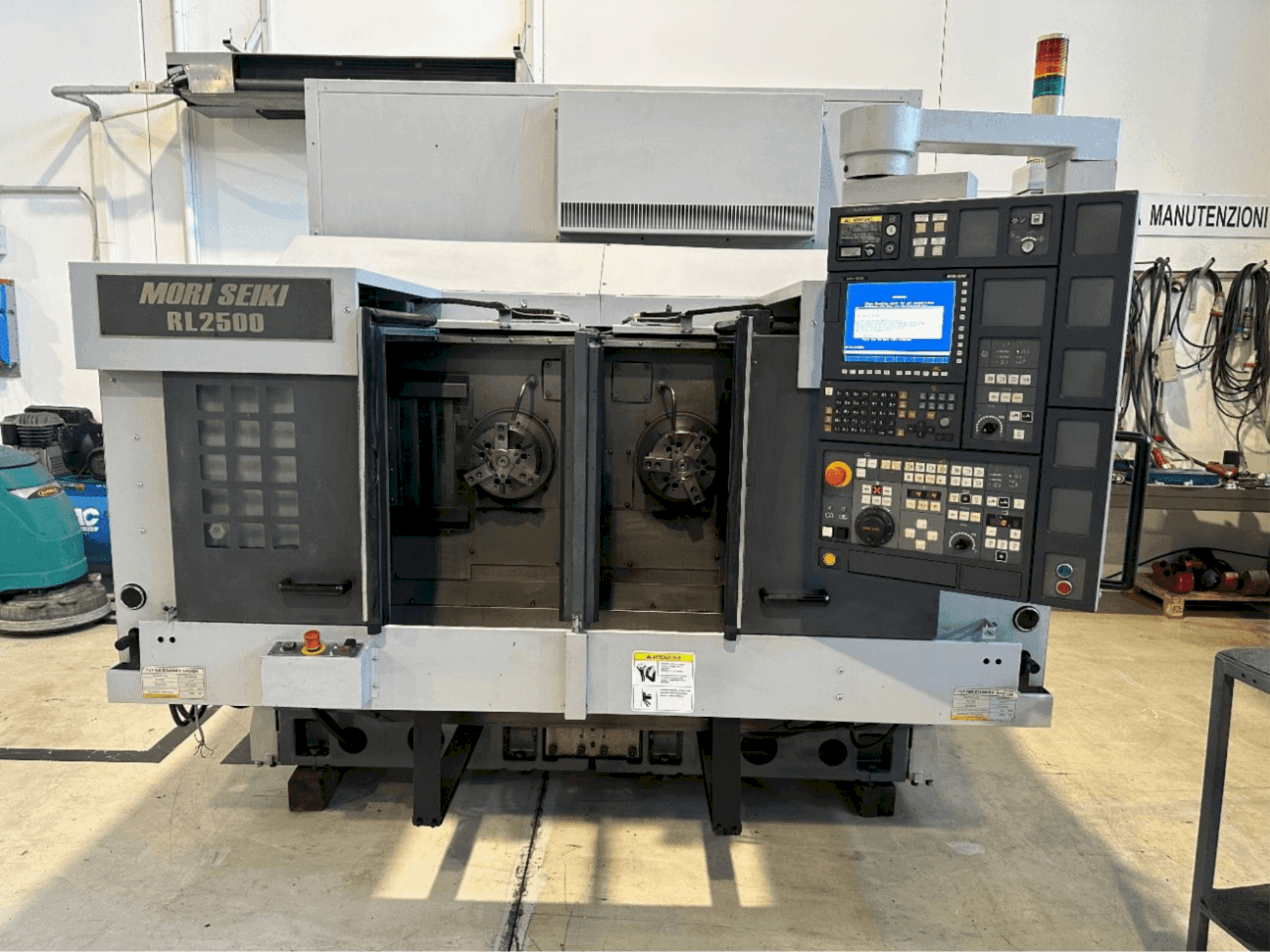Čelní pohled na MORI SEIKI stroj