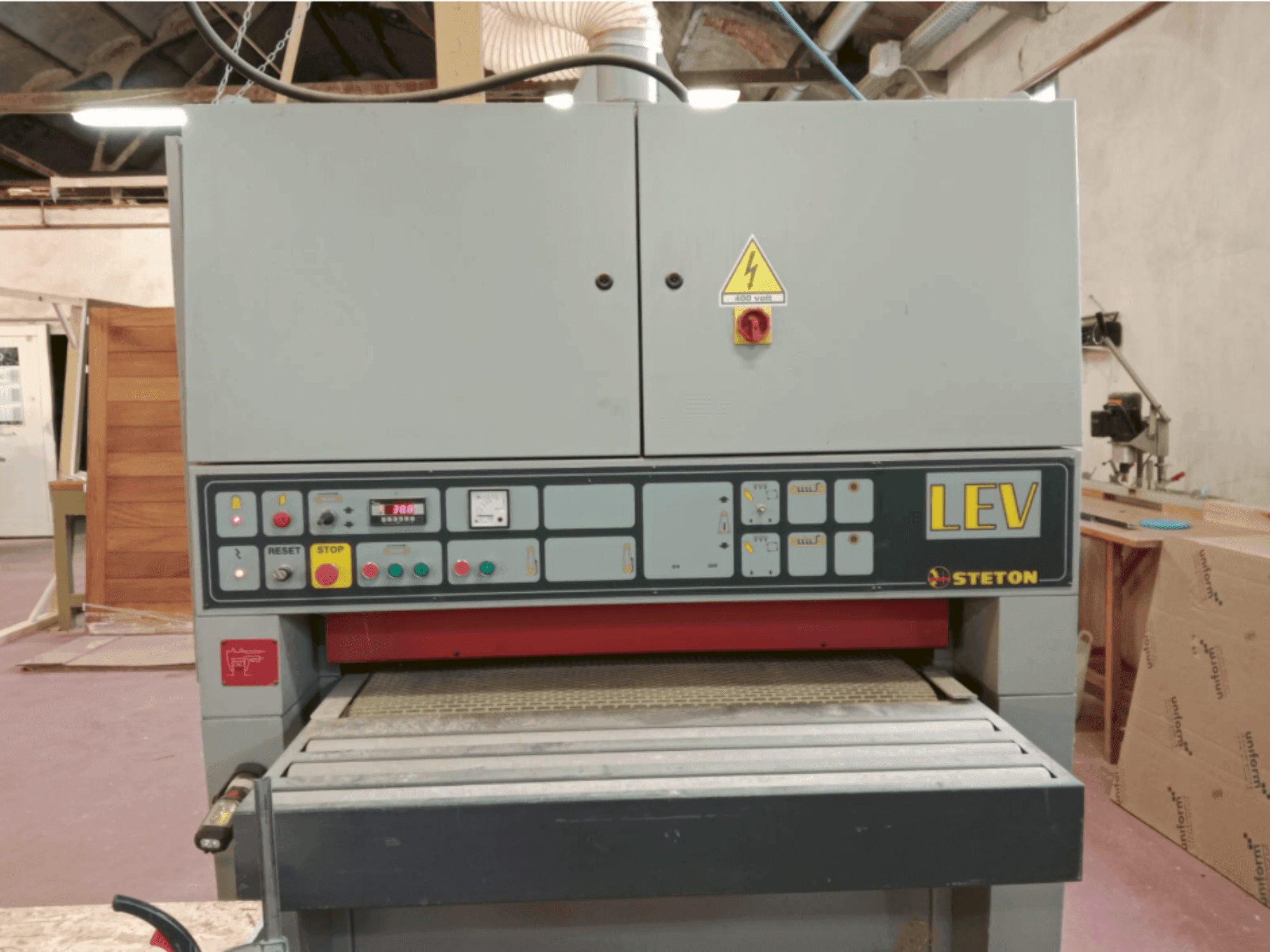 Čelní pohled na STETON LEV2RR stroj