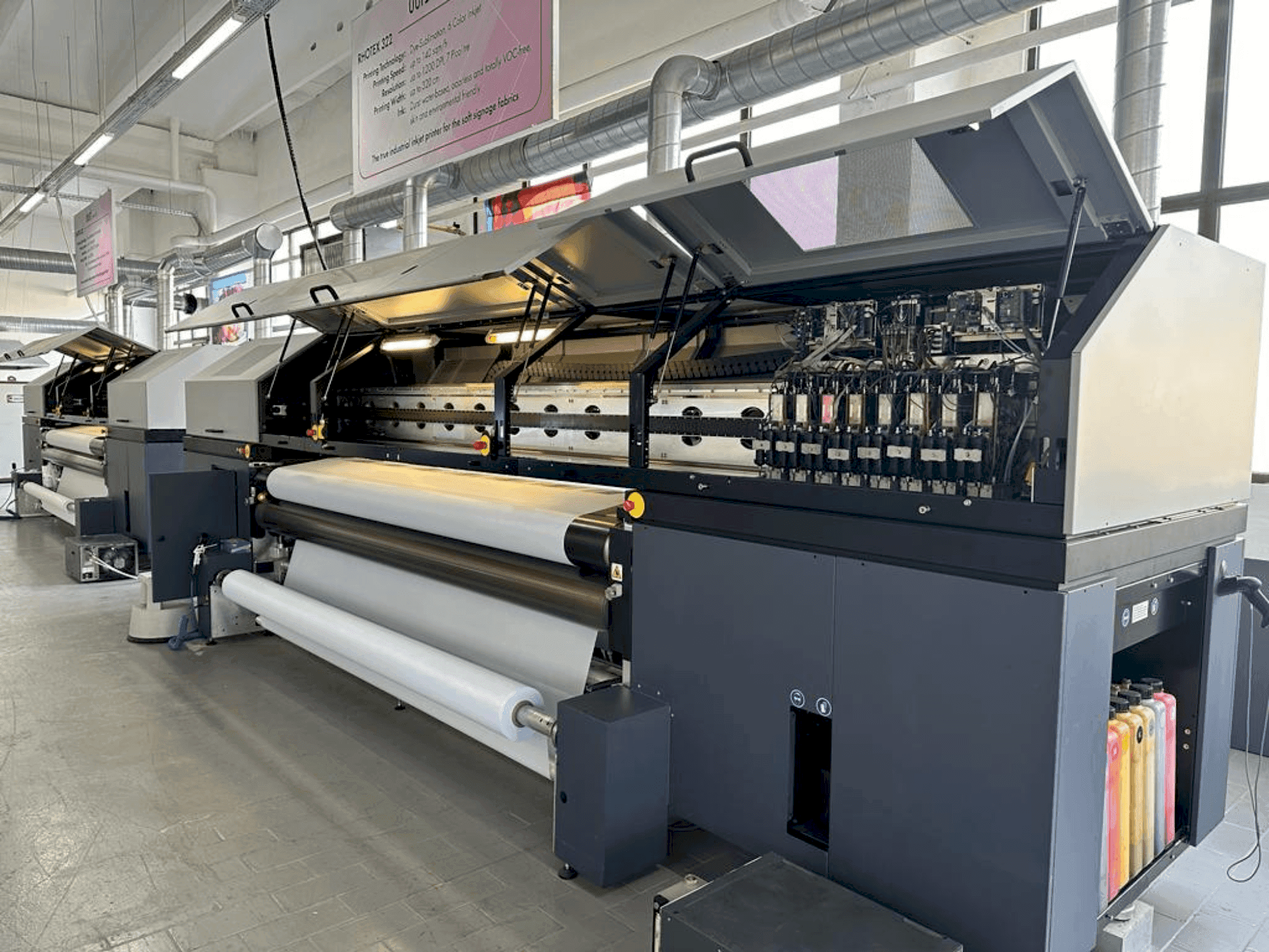 Čelní pohled na Durst Rhotex 322 stroj