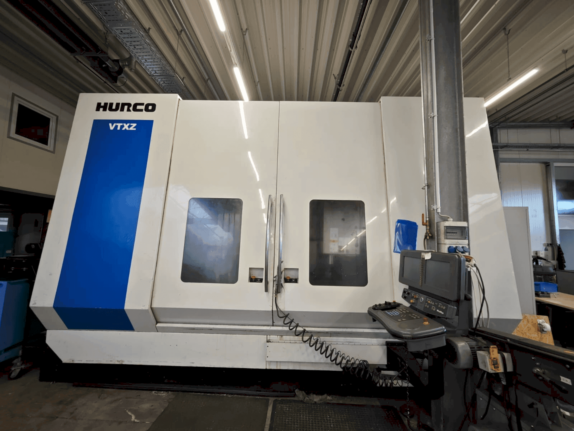 Čelní pohled na Hurco VTXZ stroj