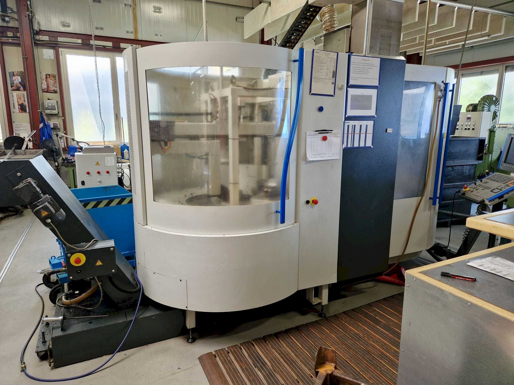 Čelní pohled na MIKRON UCP600 Vario stroj