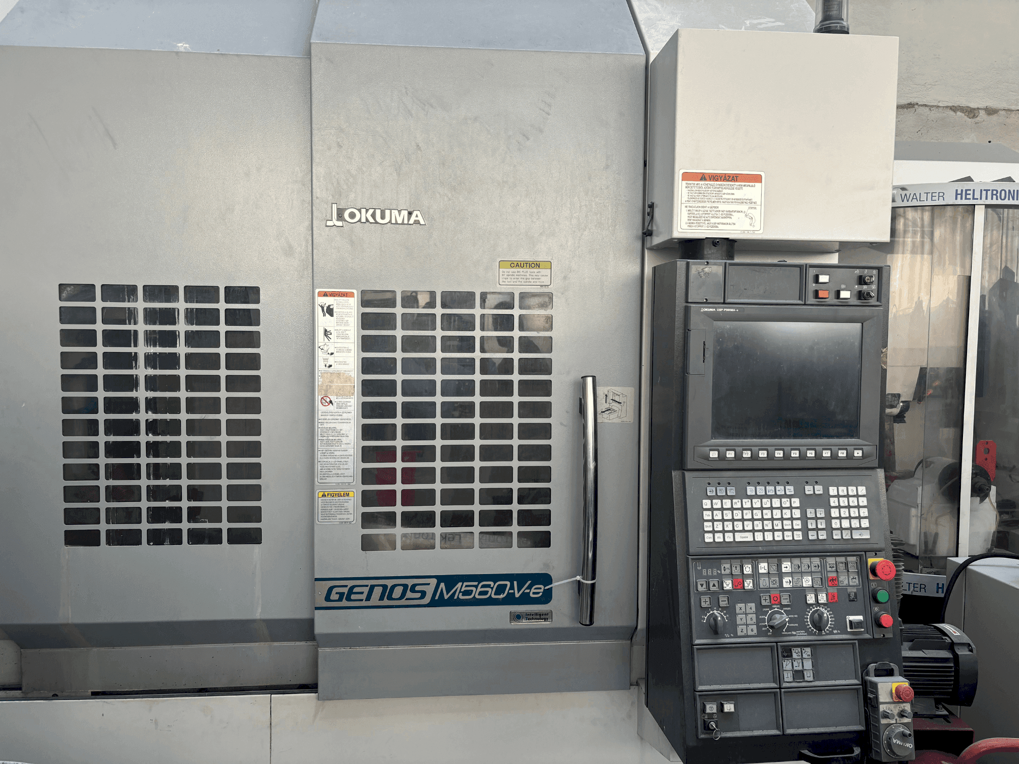 Čelní pohled na Okuma Genos M56-V-e stroj