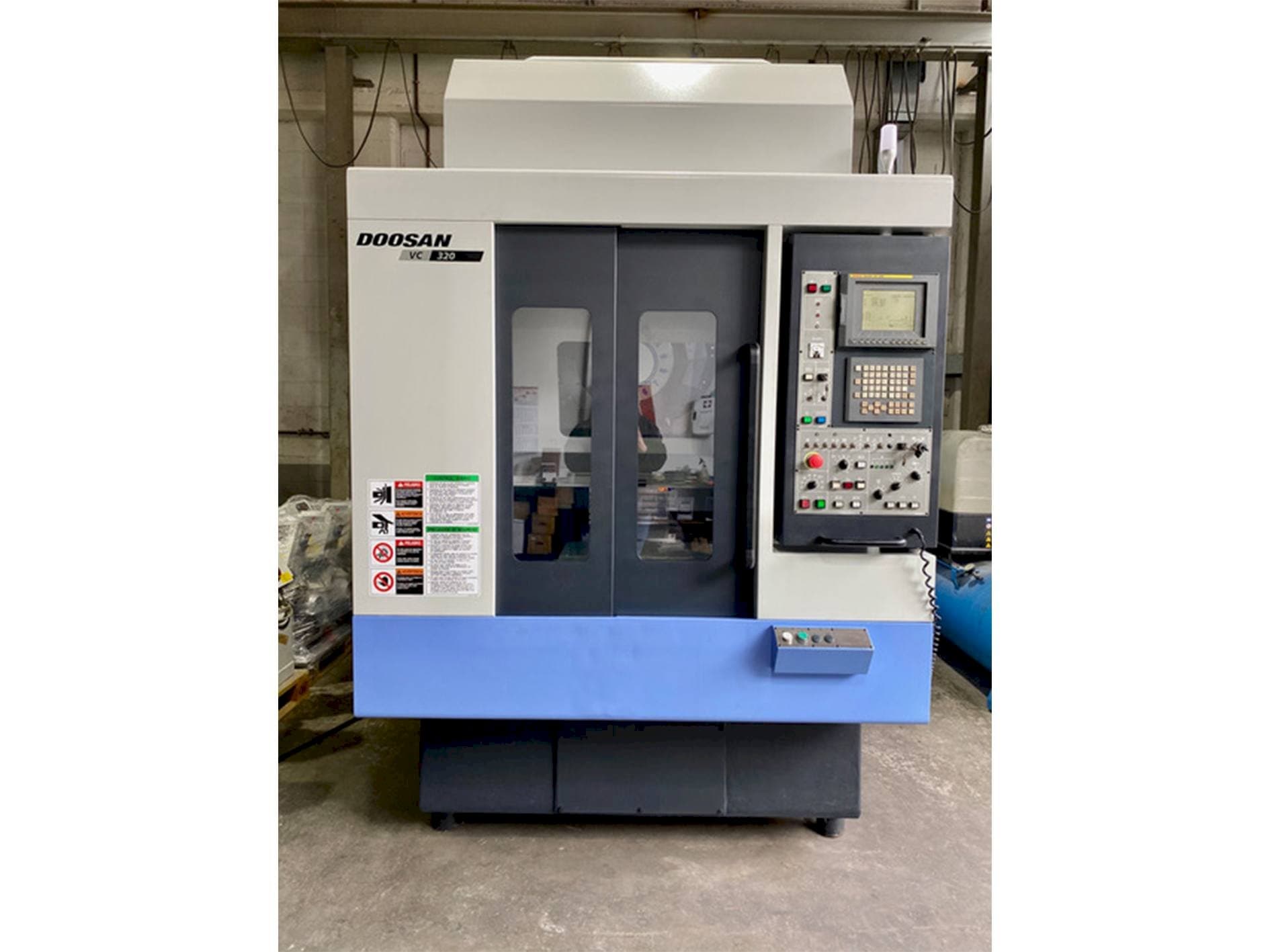 Čelní pohled na Doosan VC 320 stroj