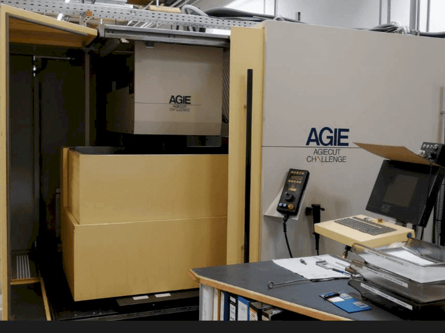 Čelní pohled na AGIE AGIECUT CHALLENGE 3 stroj