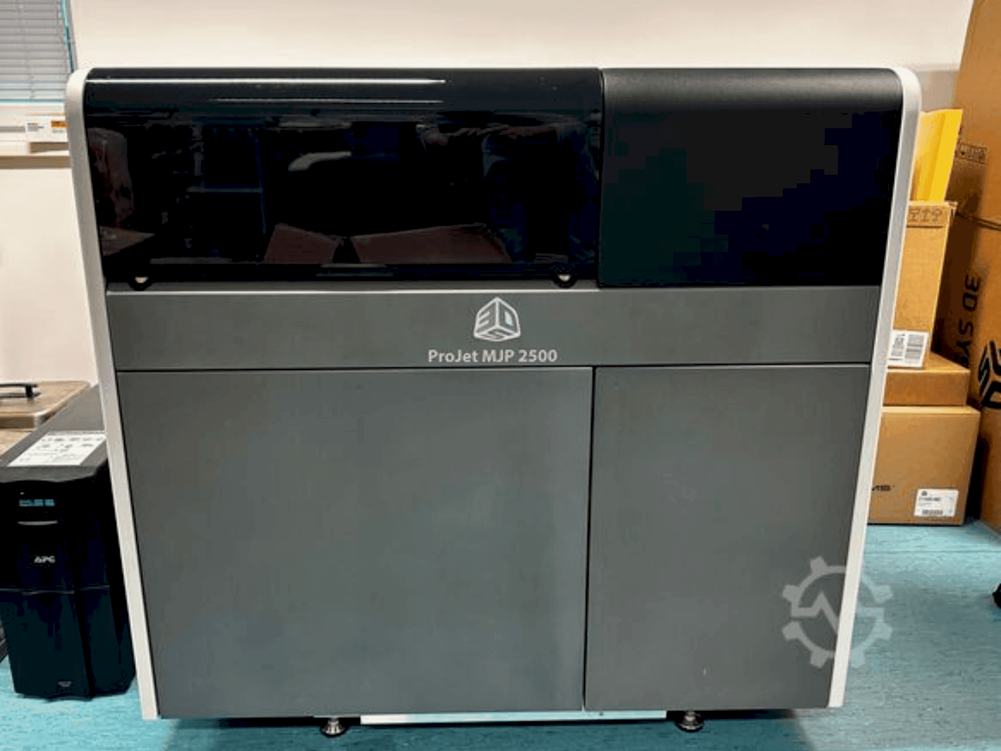 Čelní pohled  na 3DSYSTEMS projet 2500 plus  stroj