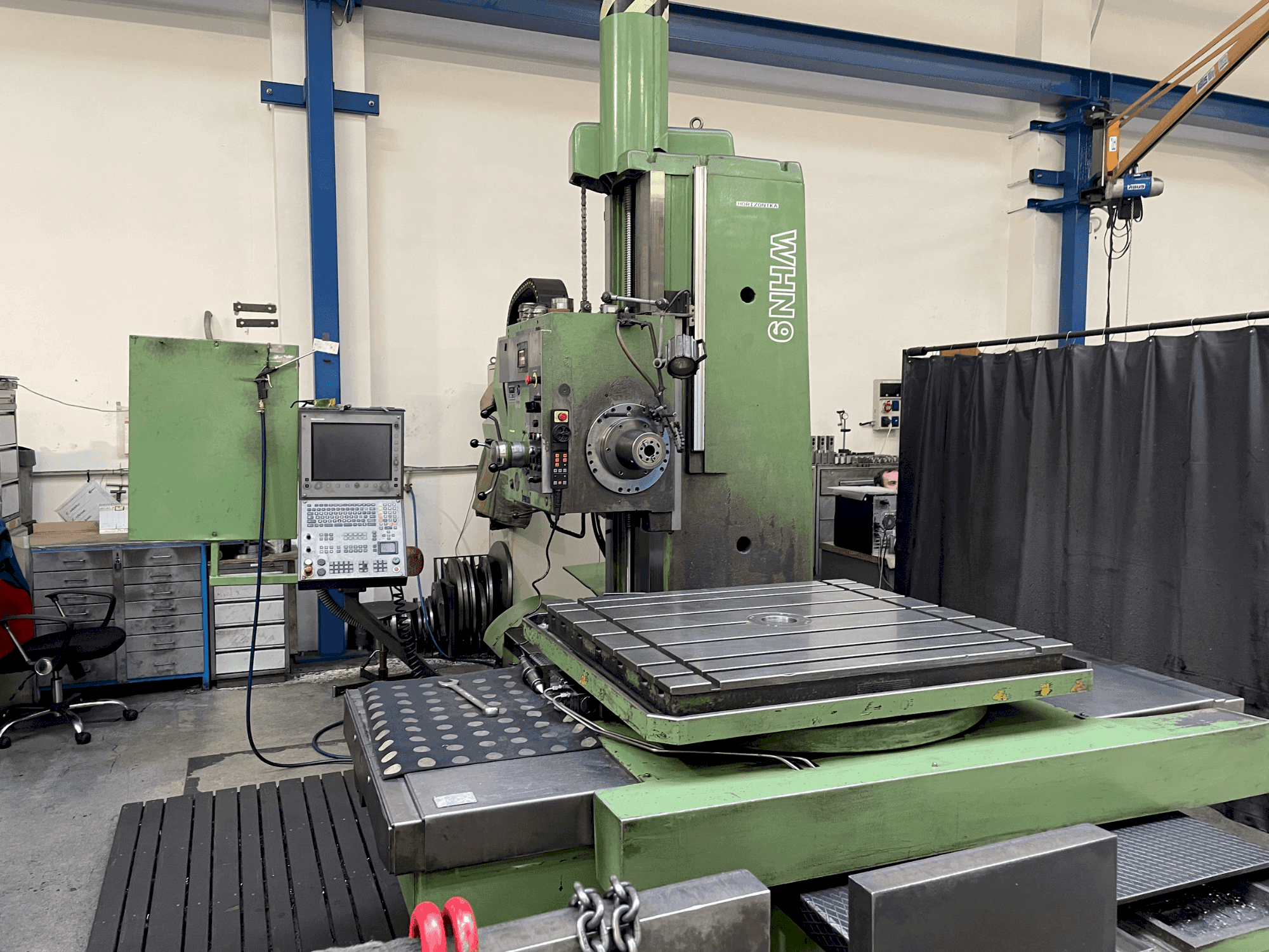 Čelní pohled na TOS WHN 9B NC stroj