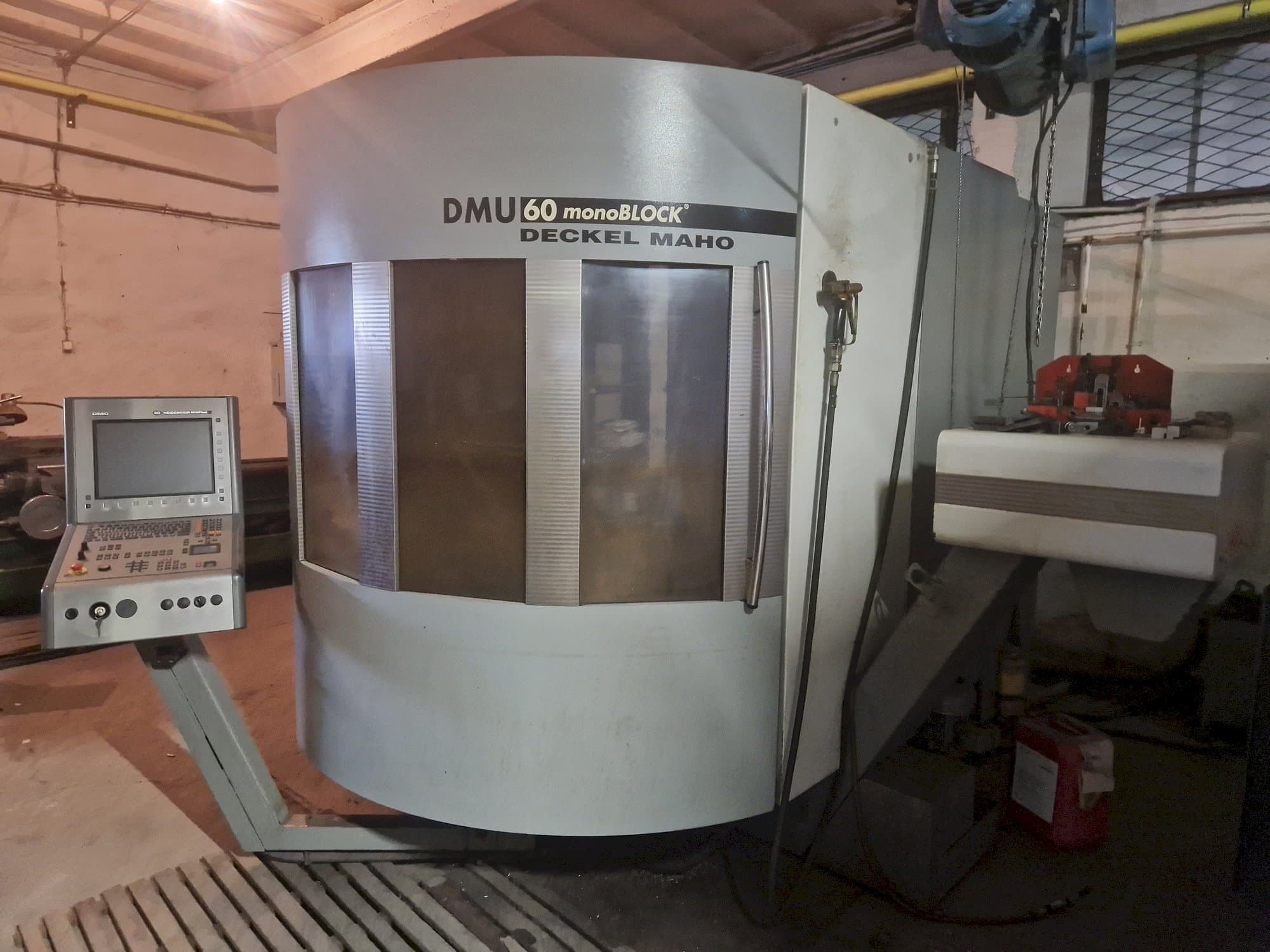Čelní pohled  na DECKEL MAHO DMU 60 monoBLOCK  stroj