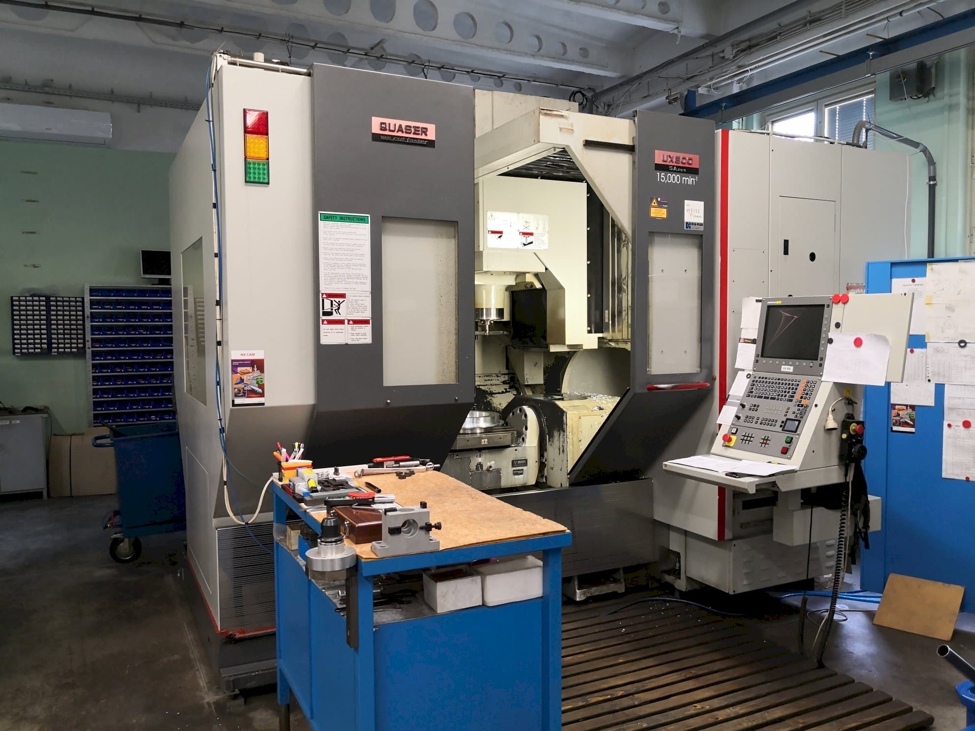 Čelní pohled na Quaser UX-600 stroj