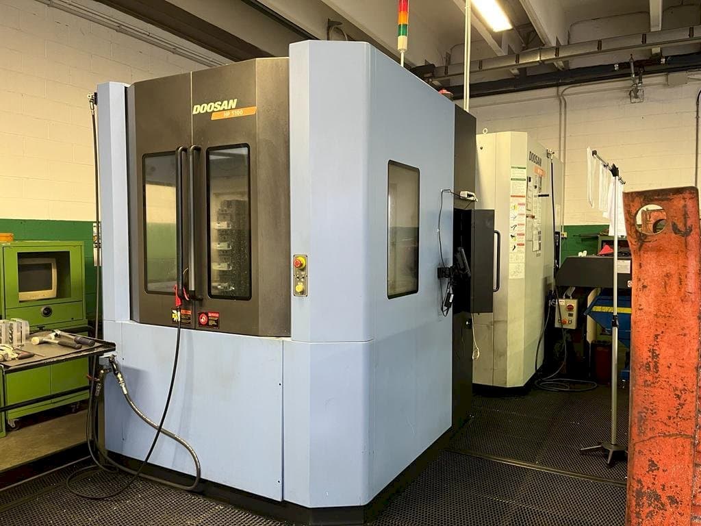 Levý boční pohled na Doosan HP5100 stroj