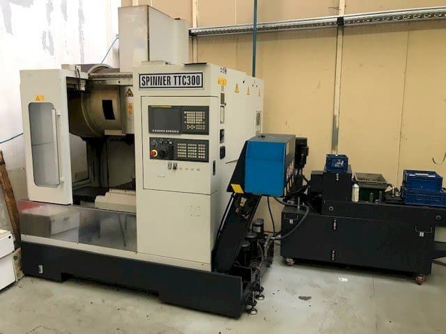 Čelní pohled na SPINNER TTC300 52 SMMCY stroj