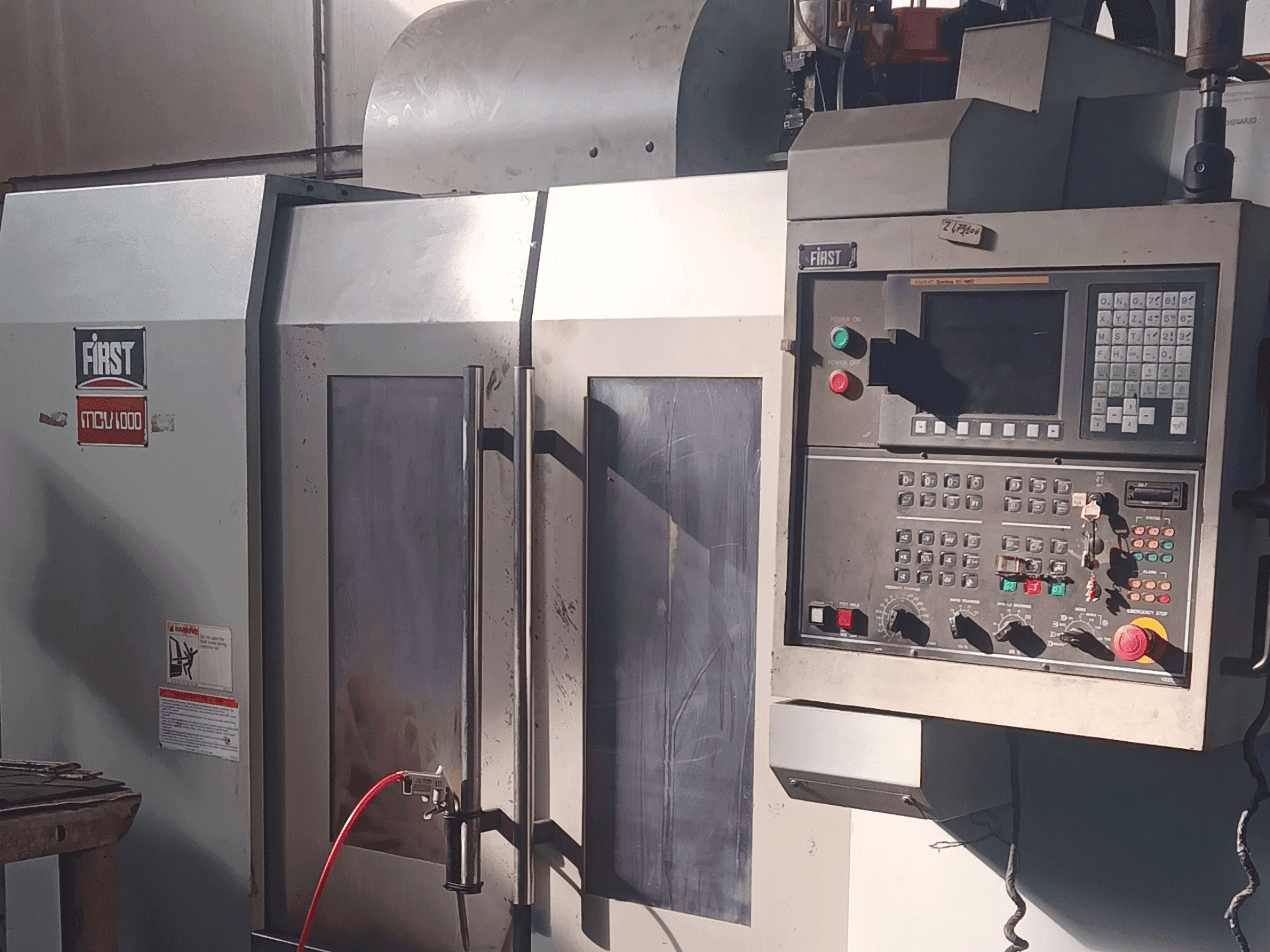 Čelní pohled na FIRST MCV-100 stroj