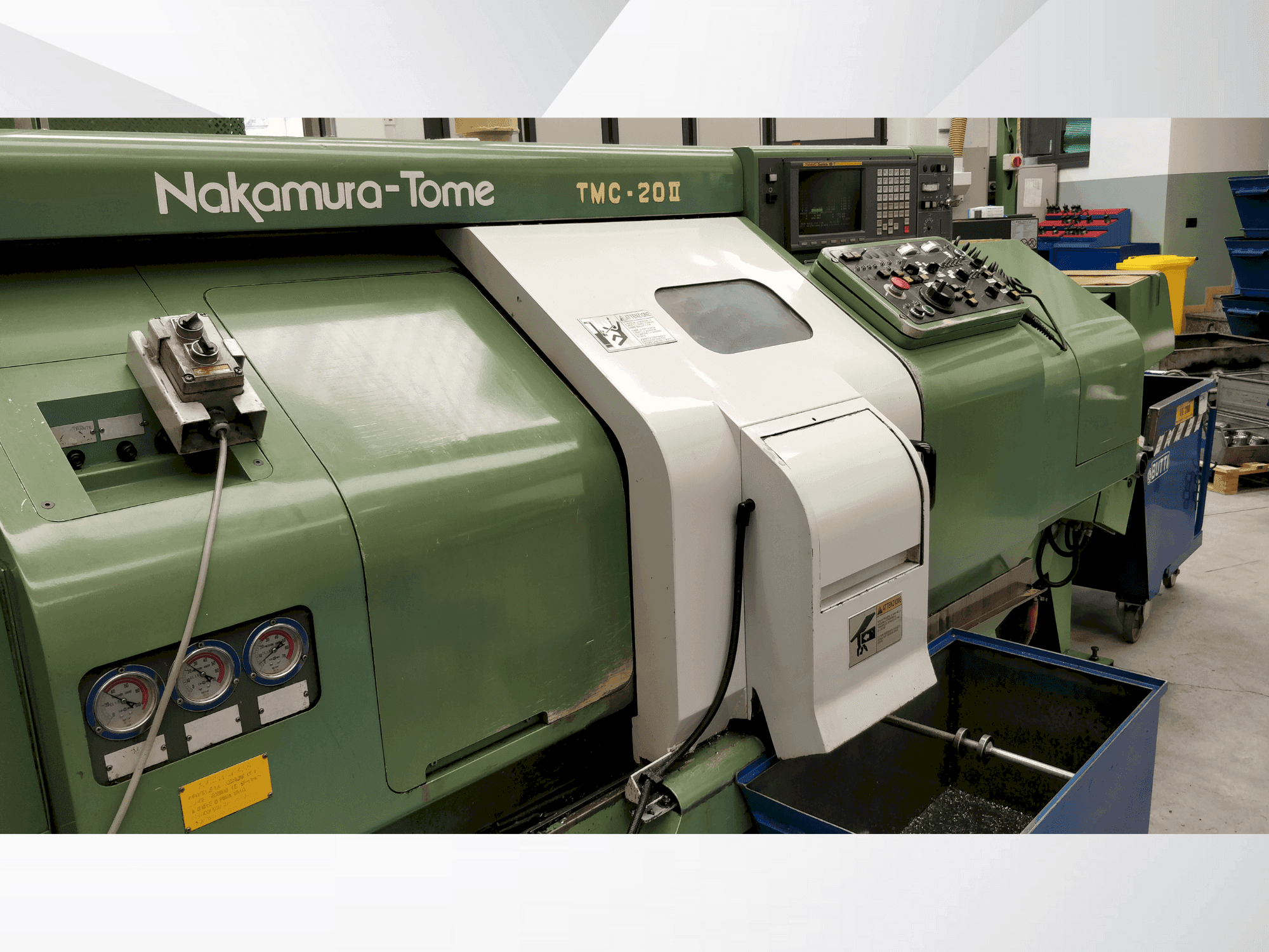 Čelní pohled  na NAKAMURA-TOME TMC20-II  stroj