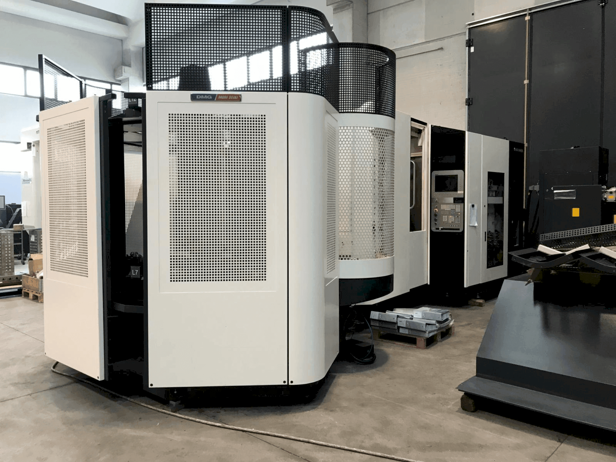 Čelní pohled  na DMG DECKEL MAHO DMC 60H Linear  stroj