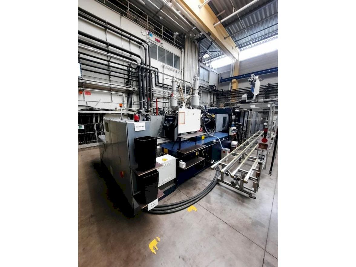 Čelní pohled na Battenfeld HM13000/9200/7700 stroj