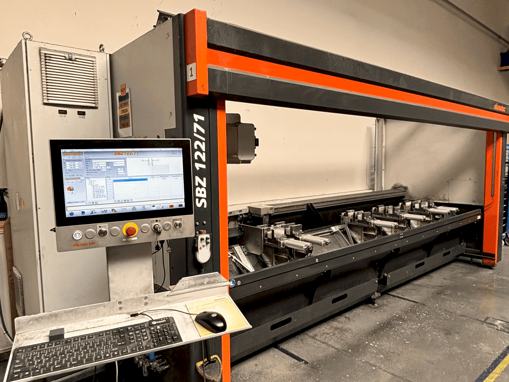 Čelní pohled  na Elumatec SBZ 122/71  stroj