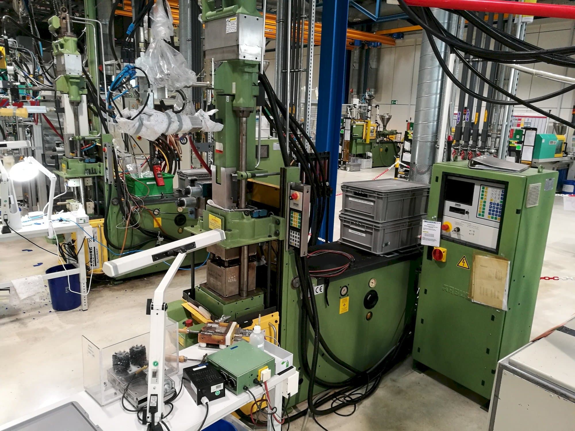 Čelní pohled na Arburg 221M-350-75U stroj