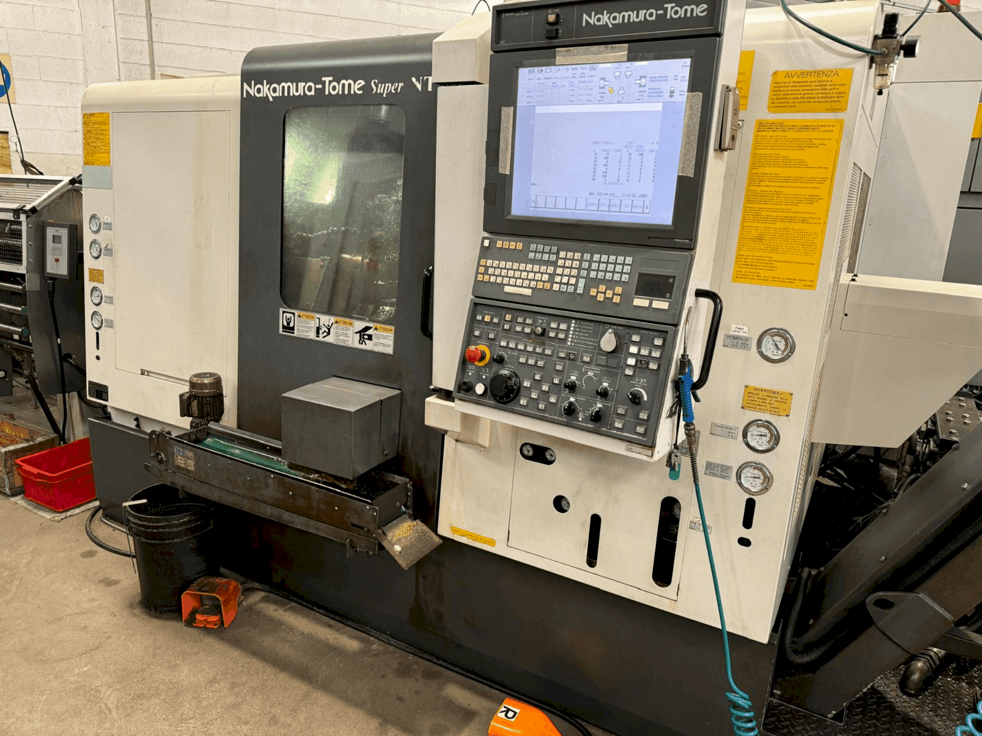 Čelní pohled  na NAKAMURA Super NTY3-100  stroj