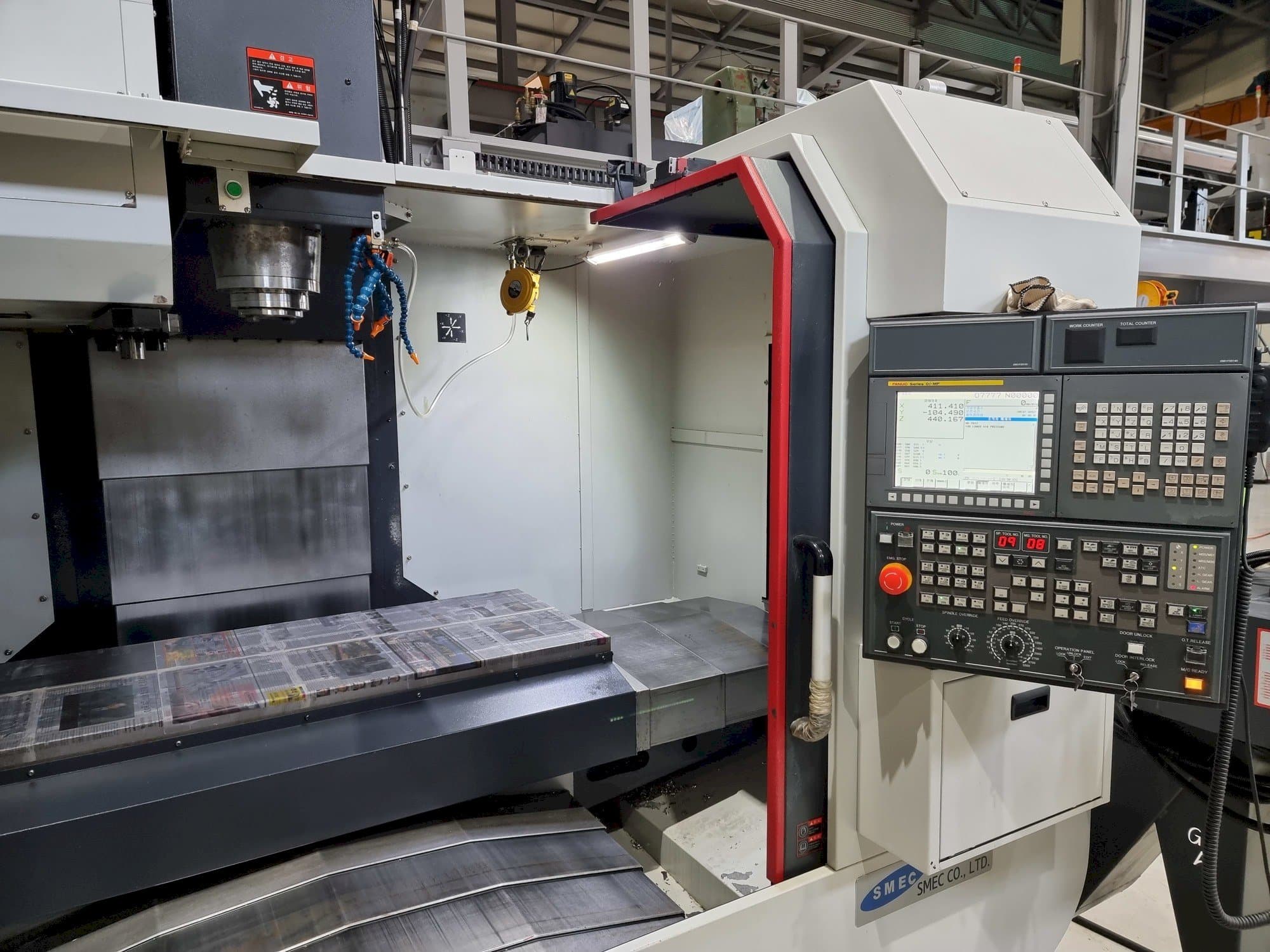 Čelní pohled na SMEC LCV 650 stroj