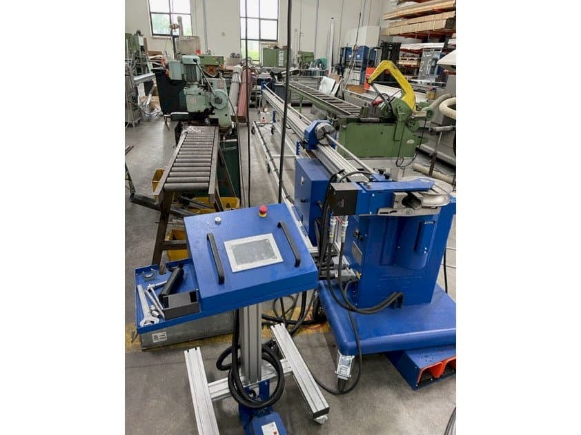 Čelní pohled na JUTEC 5060 stroj