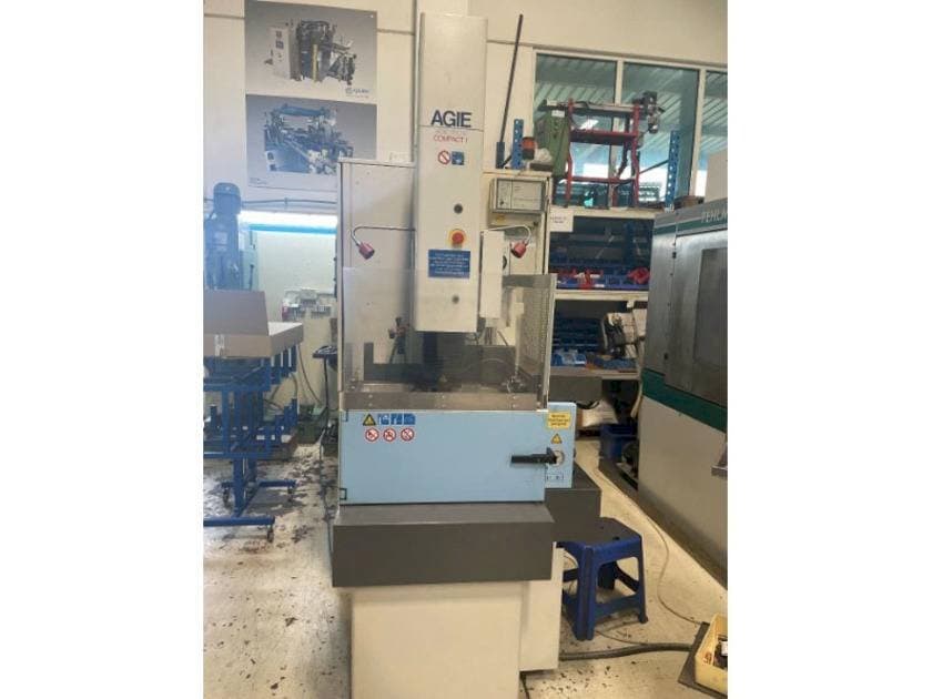 Čelní pohled  na AGIE Agietron Compact 1  stroj