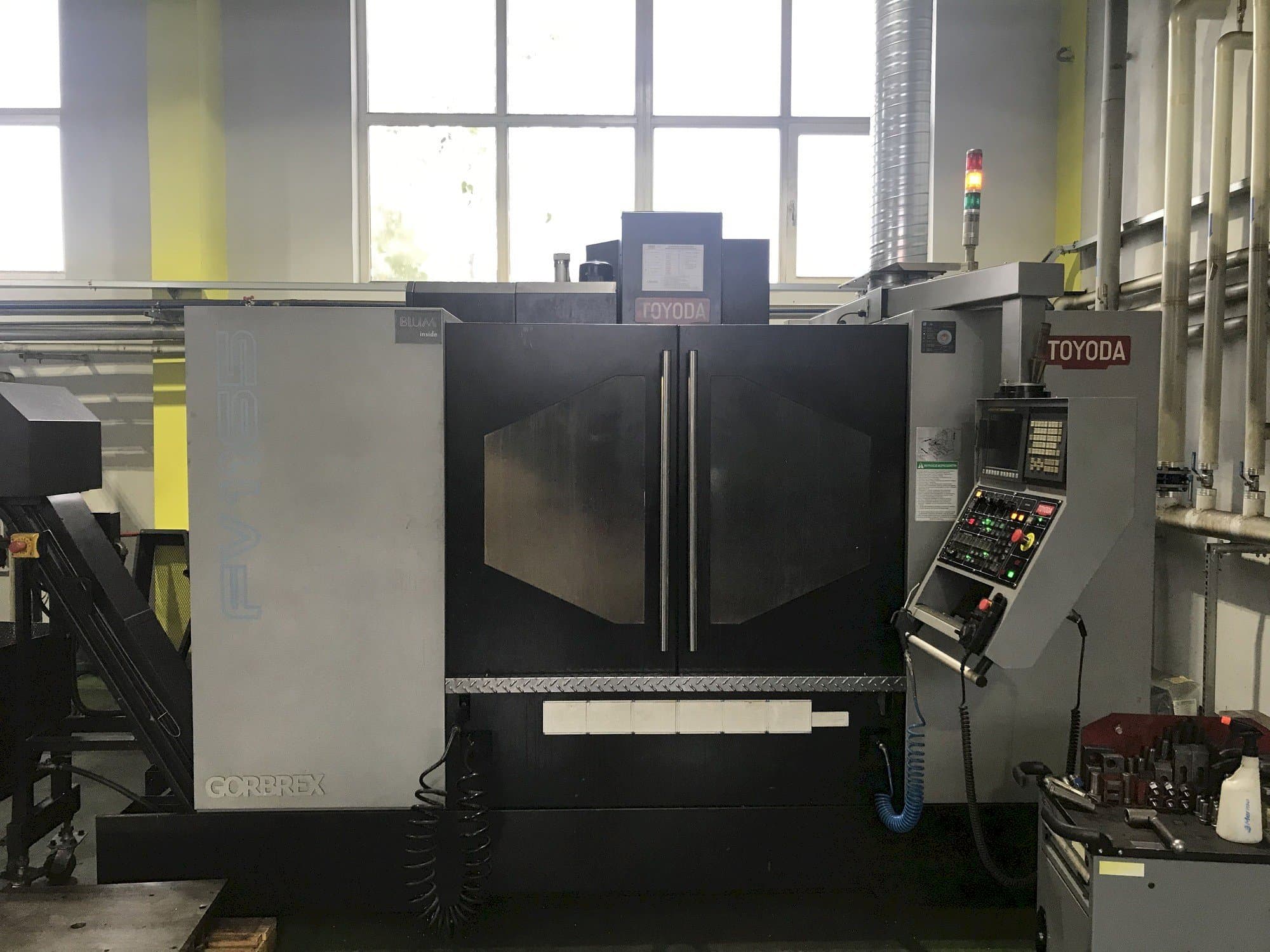 Čelní pohled na TOYODA FV1165 stroj