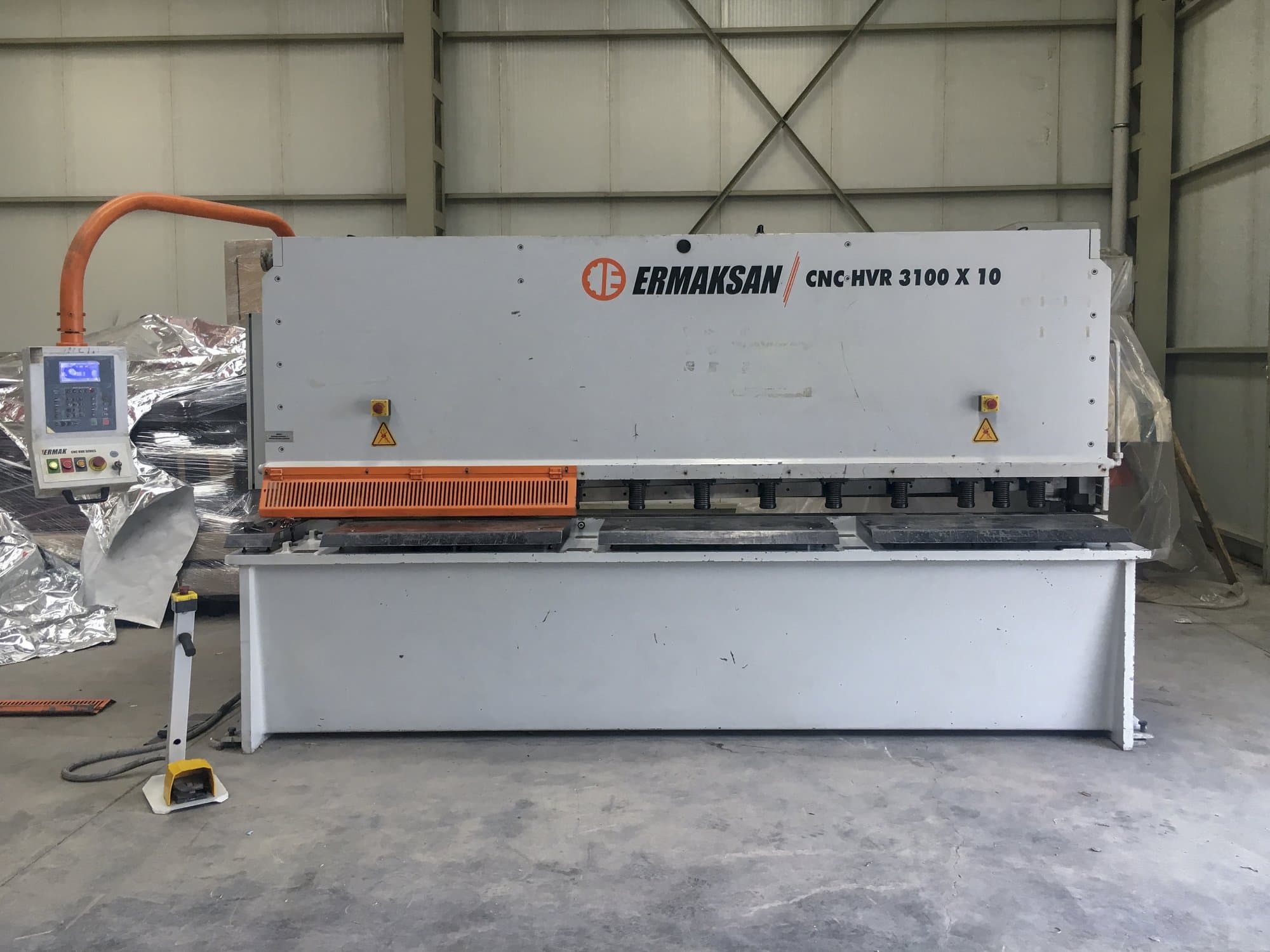 Čelní pohled na ERMAKSAN CNC HVR 3100x10 stroj