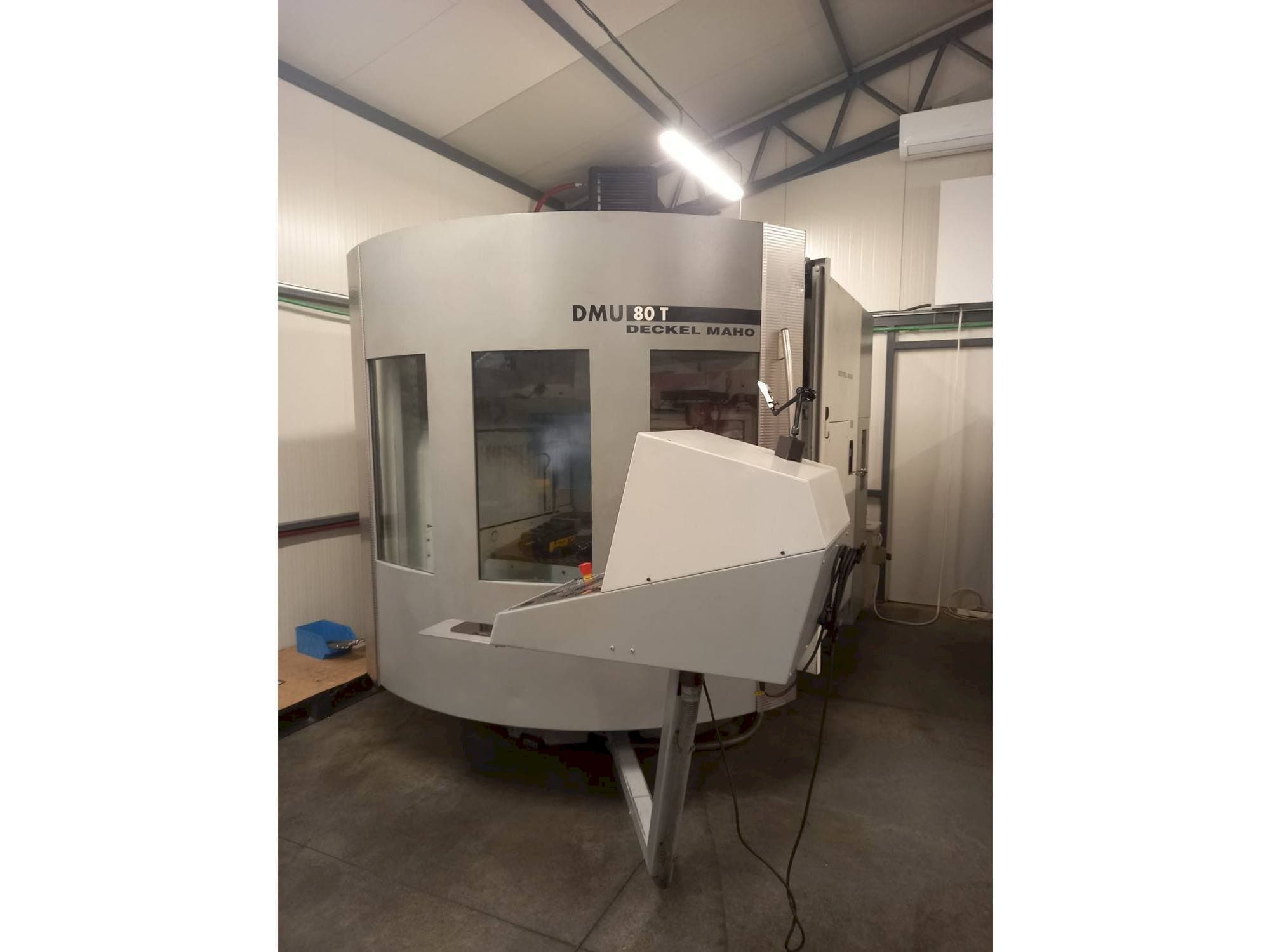 Čelní pohled na DECKEL MAHO DMU 80T stroj
