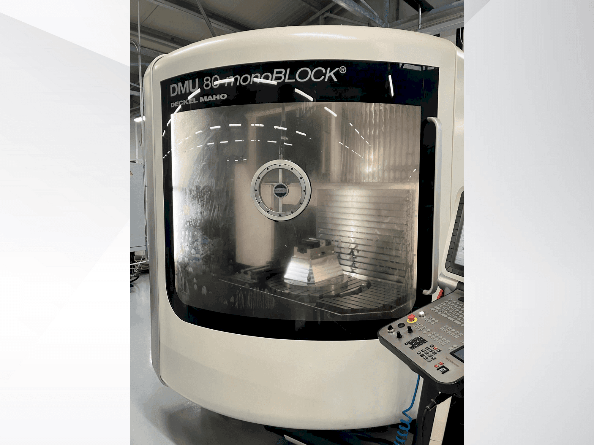 Čelní pohled na DMG MORI DMU 80 Monoblock stroj
